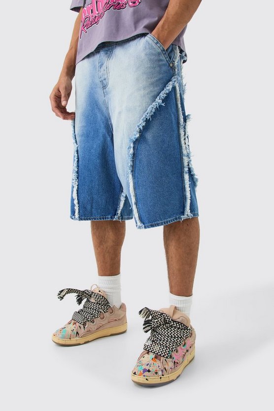 Hellblaue Jorts mit ausgefranstem Saum