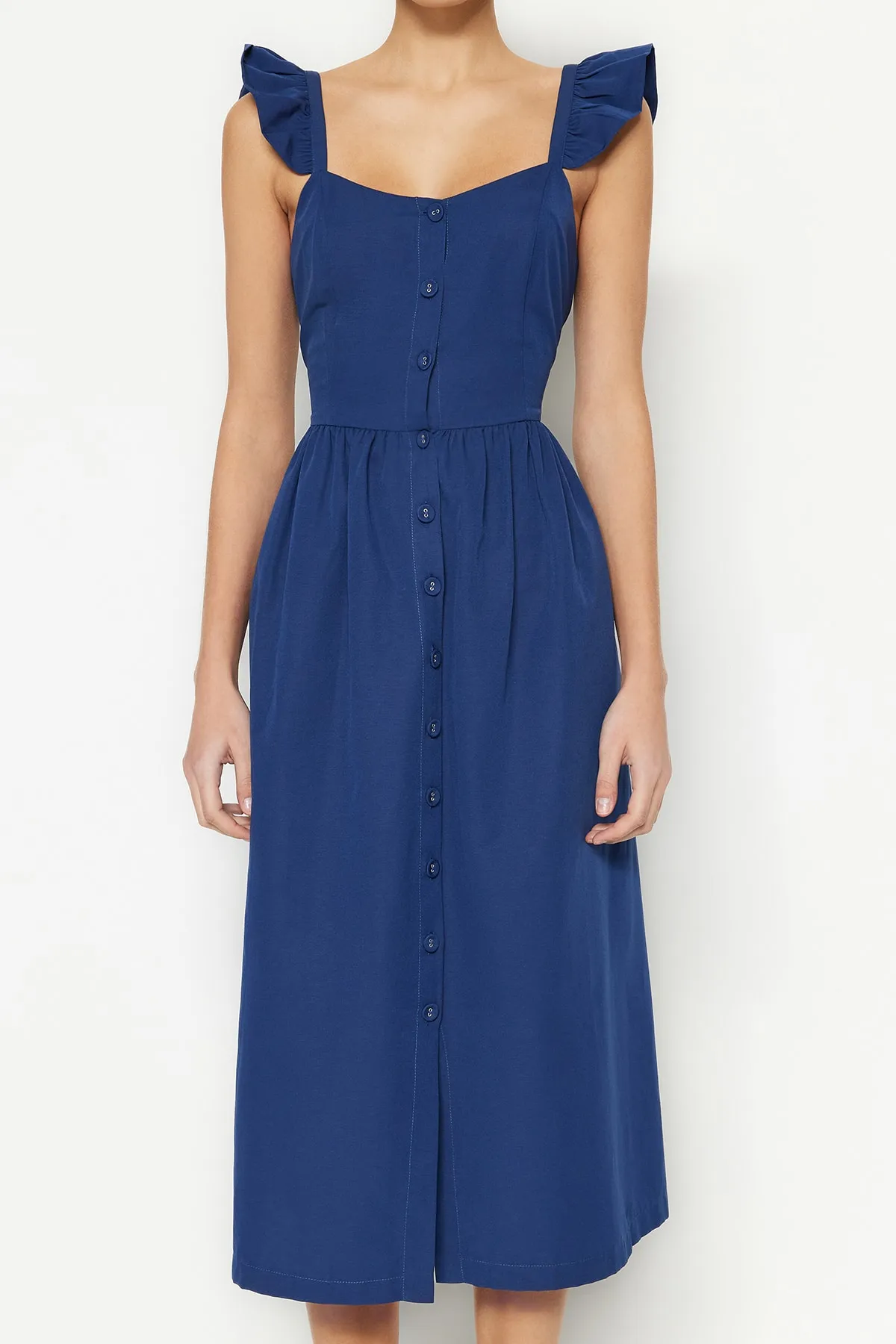 Trendyol Collection  Marineblaues Midi-Hemdkleid mit gewebten Rüschen und Details TWOSS23EL01146