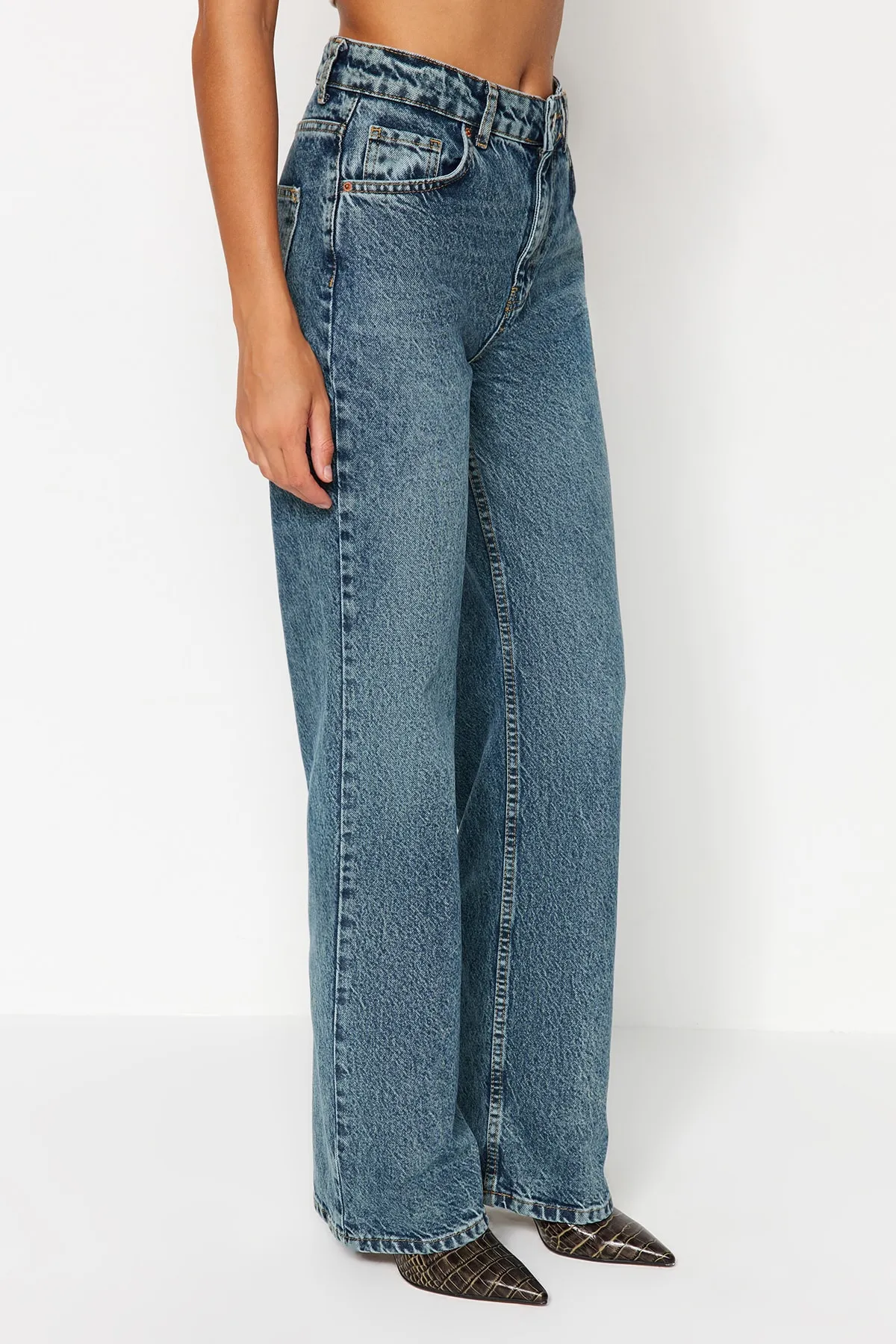 Trendyol Collection  Jeans mit hoher Taille und weitem Bein in blassblauem Vintage-Effekt TWOAW24JE00089