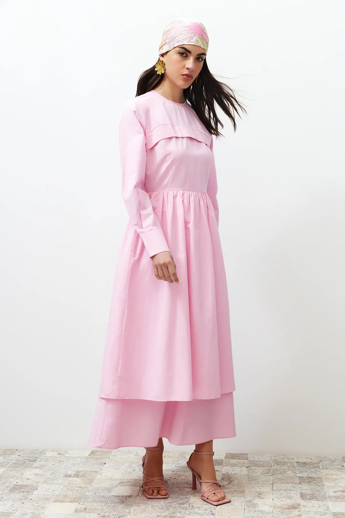 Trendyol Modest  Rosa Kleid mit schlichtem Webmuster und detaillierter Vorderseite TCTSS24EB00144