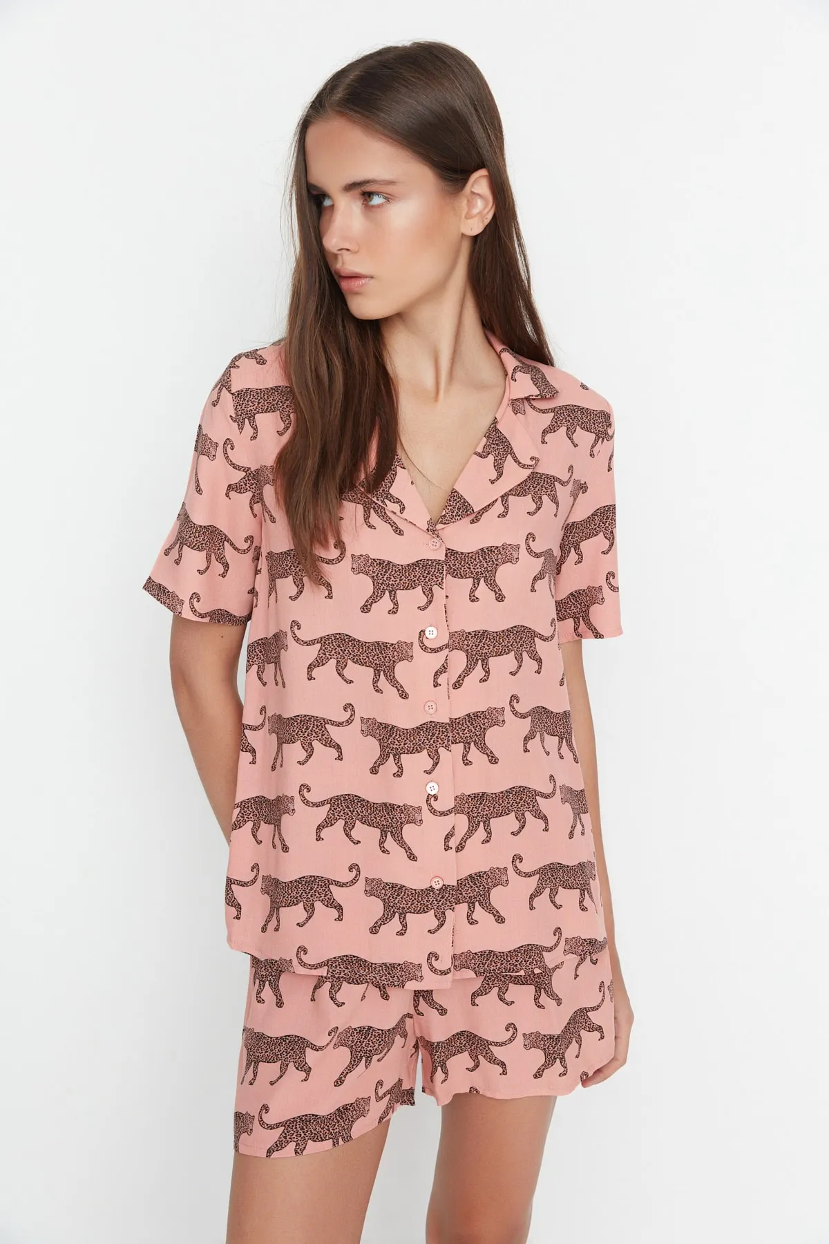 Trendyol Collection  Pyjama-Set aus Viskose mit Hemd und Shorts mit getrocknetem Rosenmuster THMSS21PT0473