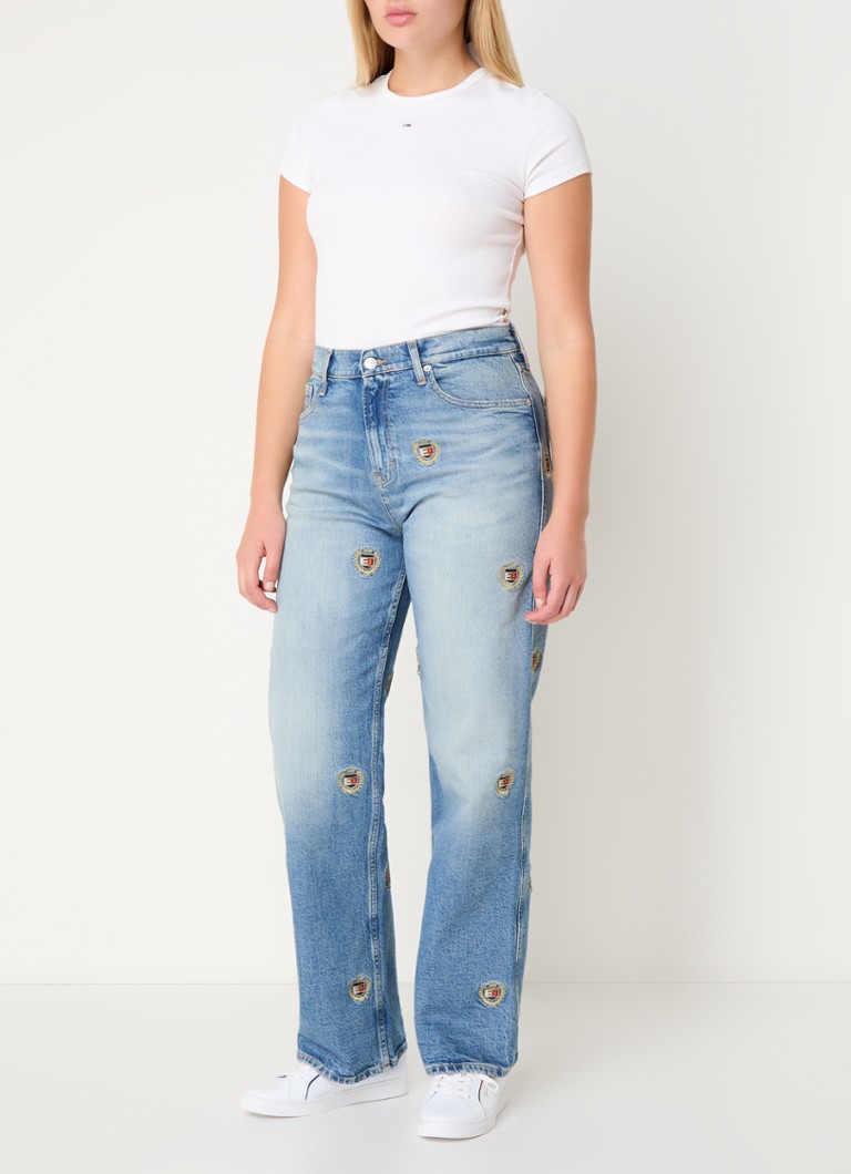 Blugii Tommy Hilfiger Betsy au o croială lejeră, talie înaltă și logo brodat.