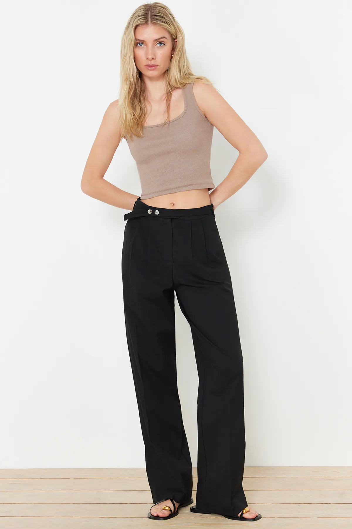 Trendyol Collection  Schwarze gerade/gerade geschnittene Hose mit Gürteldetail TWOSS24PL00023