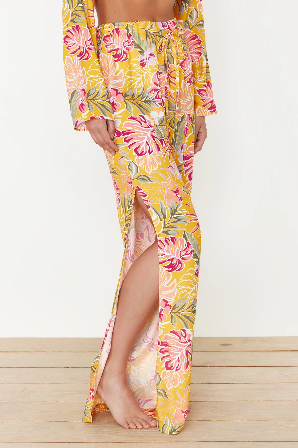 Trendyol Collection  Gewebtes Hemd-Hosen-Set mit Blumenmuster TBESS24AU00003