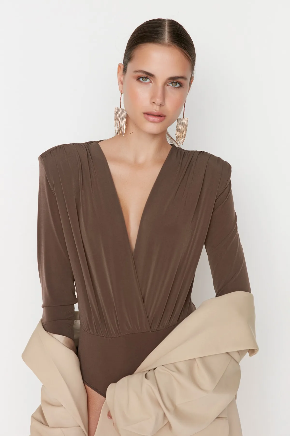 Trendyol Collection  Nerzfarbener, zweireihiger Strick-Bodysuit mit V-Ausschnitt TPRAW22BD0161