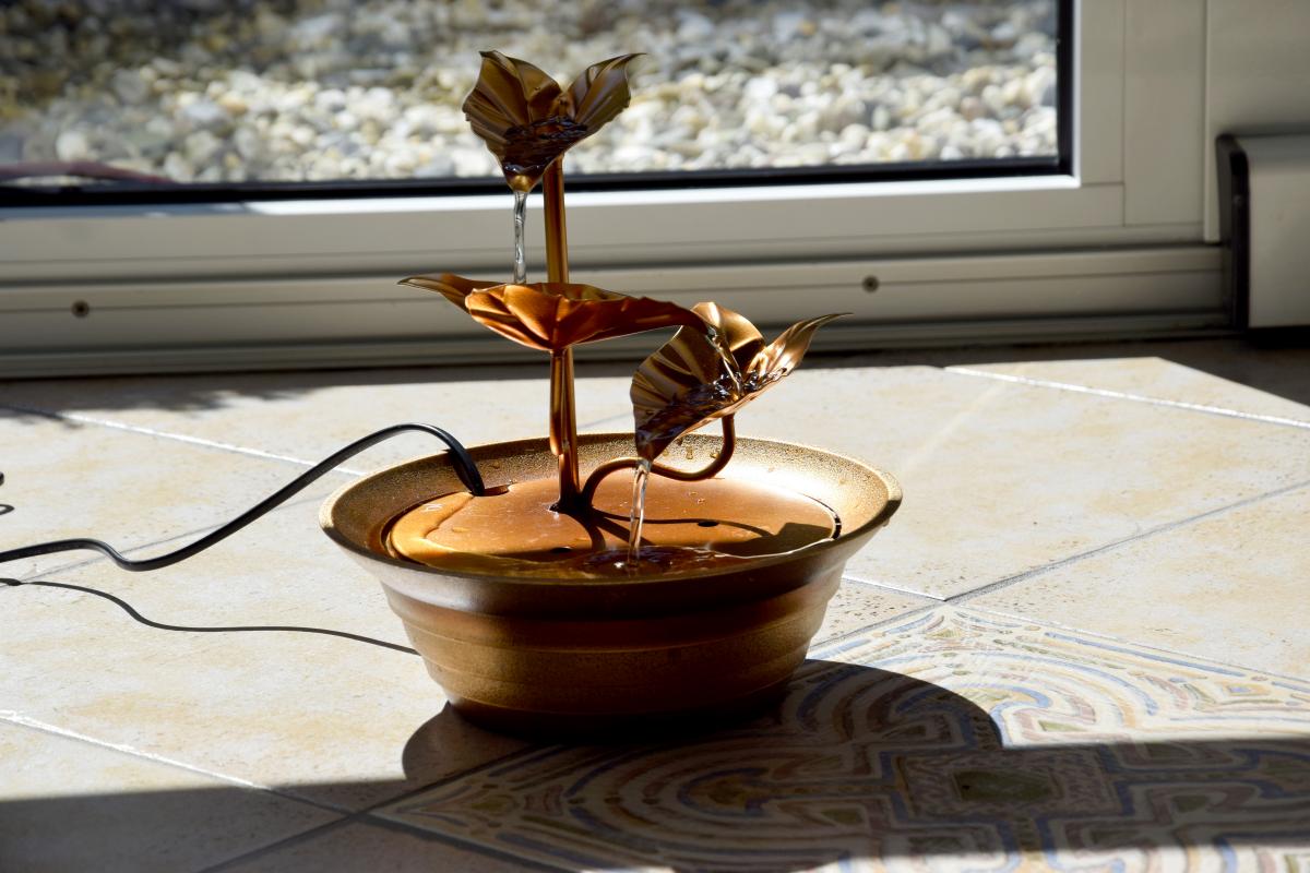 dobar Design-Zimmerbrunnen mit Deko-Steinchen