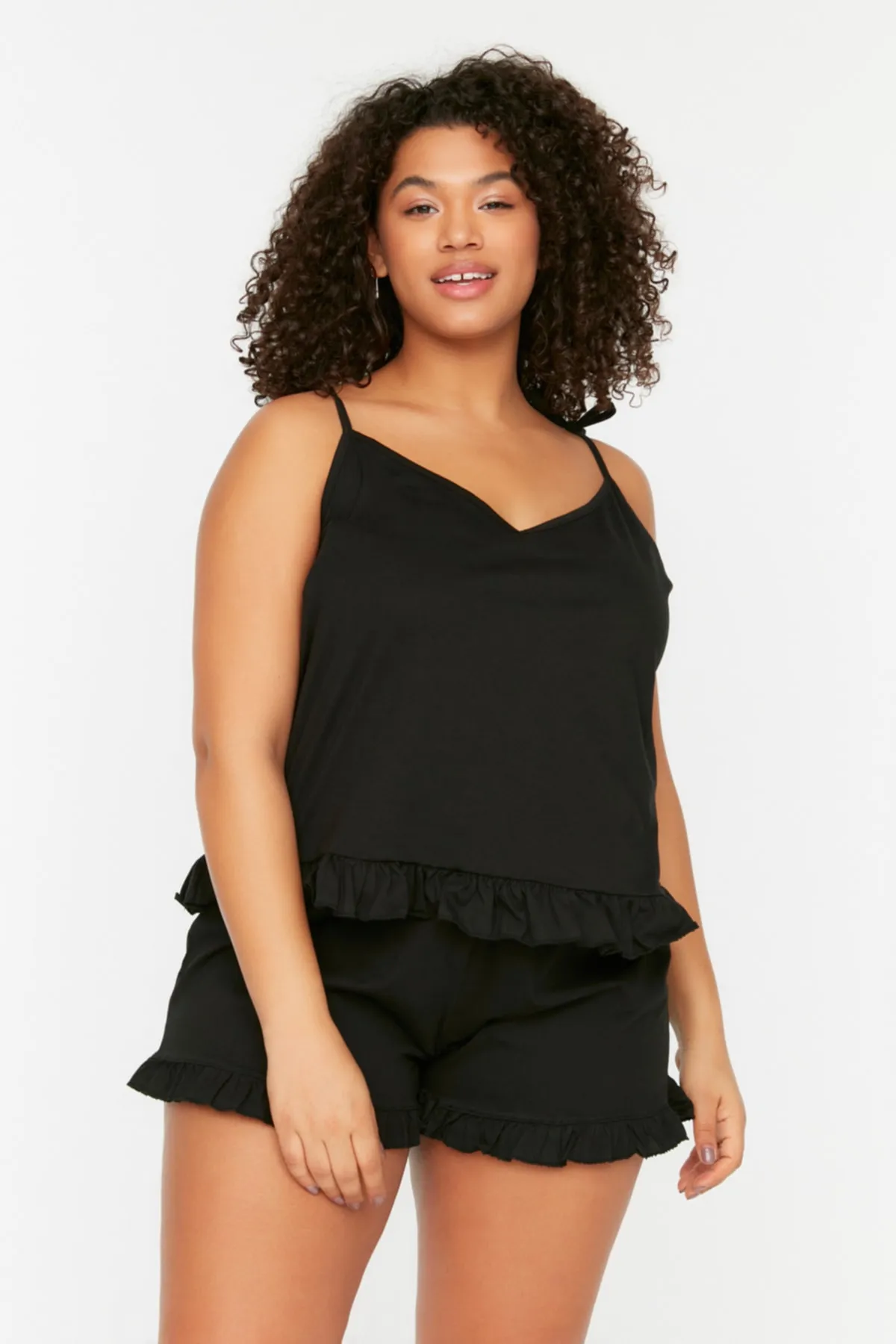 Trendyol Curve  Schwarzes Pyjama-Set aus Strick mit Trägern und Rüschendetail TBBSS22PT0564