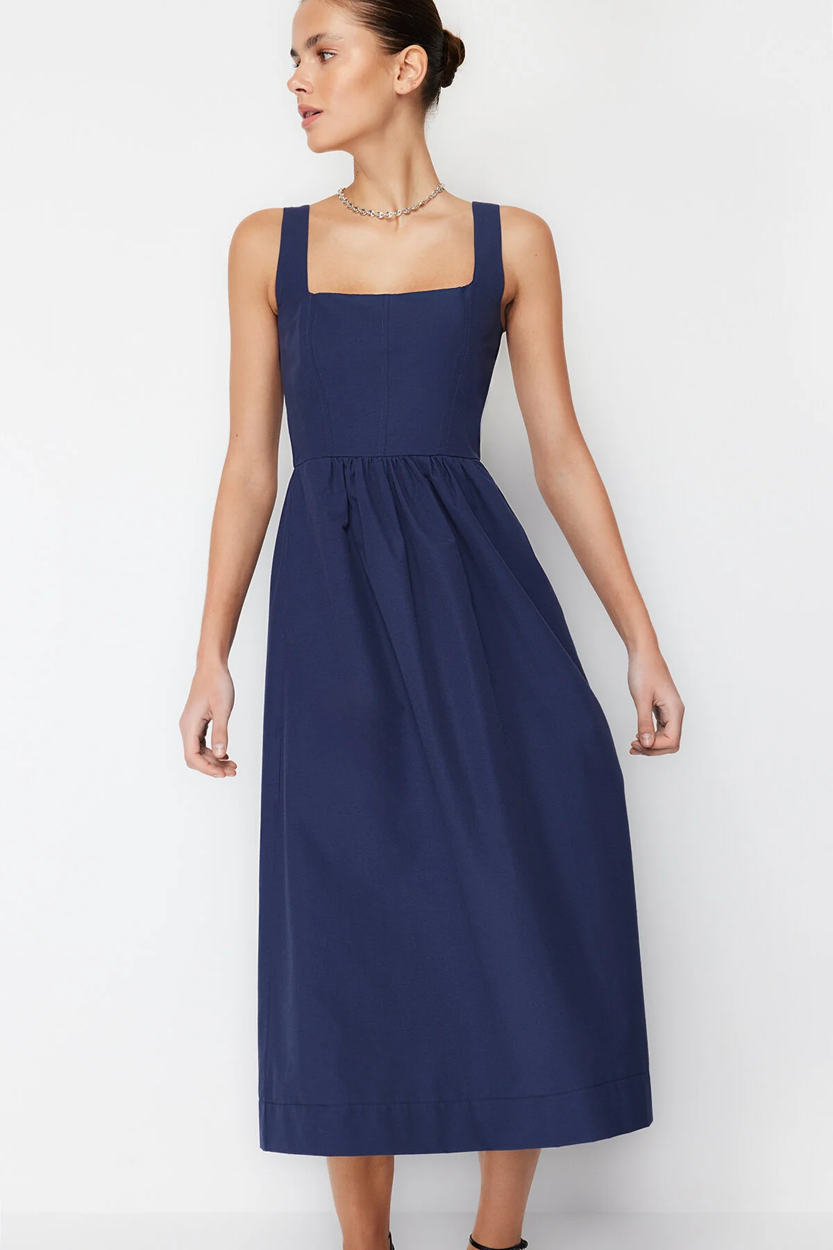 Trendyol Collection  Midi-Korsett-Webkleid mit Indigo-Taille und Nähdetail TWOSS24EL00038