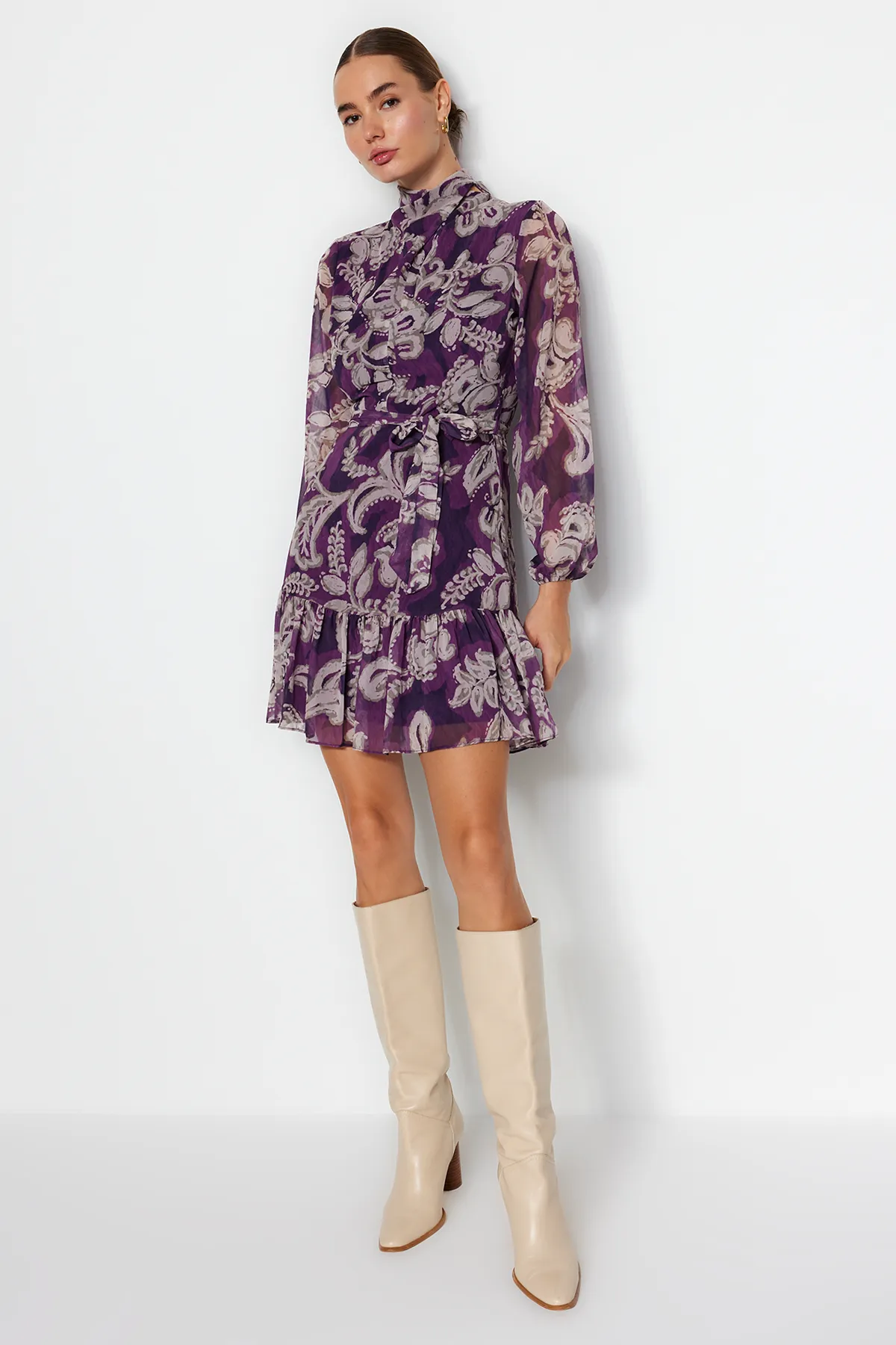 Trendyol Collection  Pflaumenfarbenes, gewebtes Kleid aus Chiffon mit Gürtel, Volants, Stehkragen und Futter TWOAW24EL00261