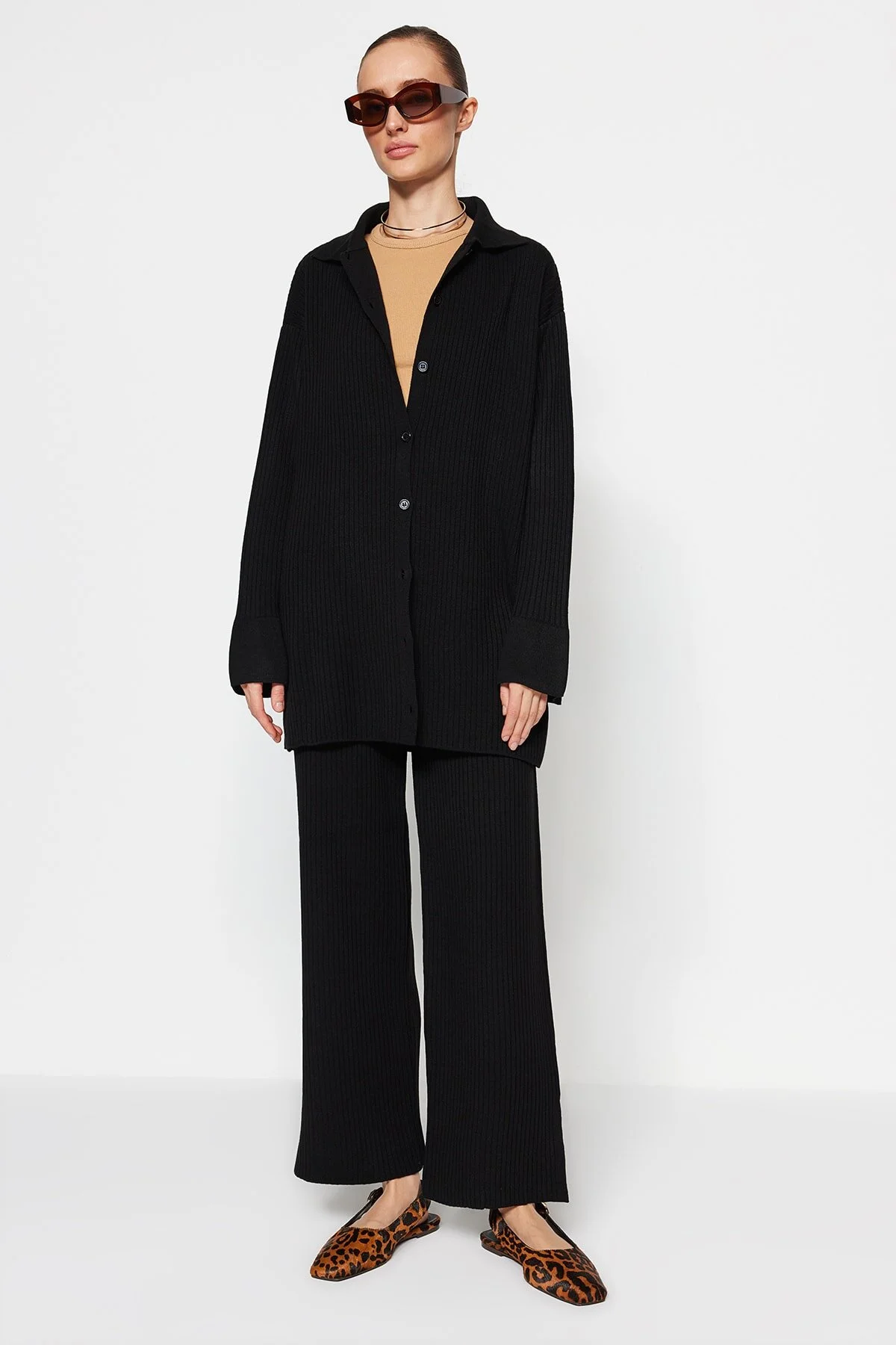 Trendyol Modest  Schwarzes Strickset mit Cardigan und Hose mit Schlitzdetail TCTAW23US00028