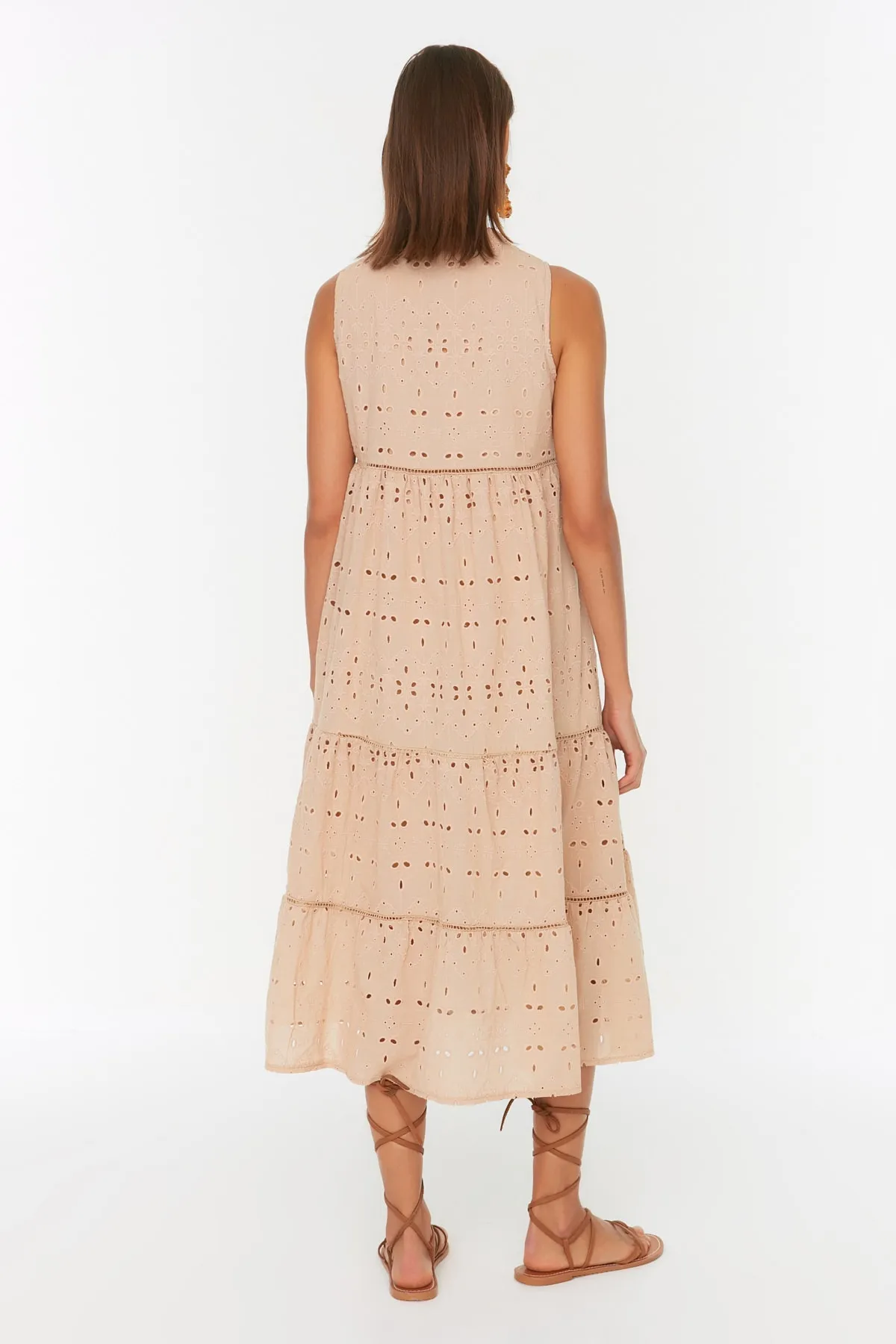 Trendyol Collection  Kamelfarbenes, gerade geschnittenes, gefüttertes, gewebtes Kleid mit Quasten und detaillierter Stickerei TWOSS21EL2703