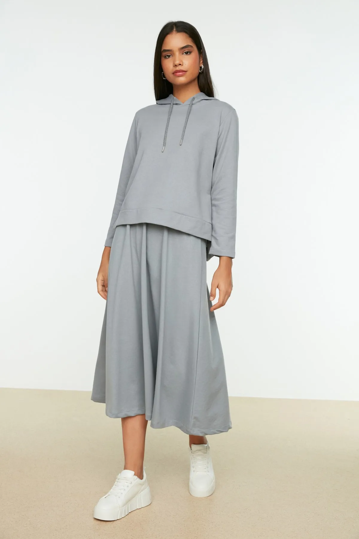 Trendyol Modest  Graues Strickset aus Sweatshirt und Rock mit Kapuze TCTAW22US0027