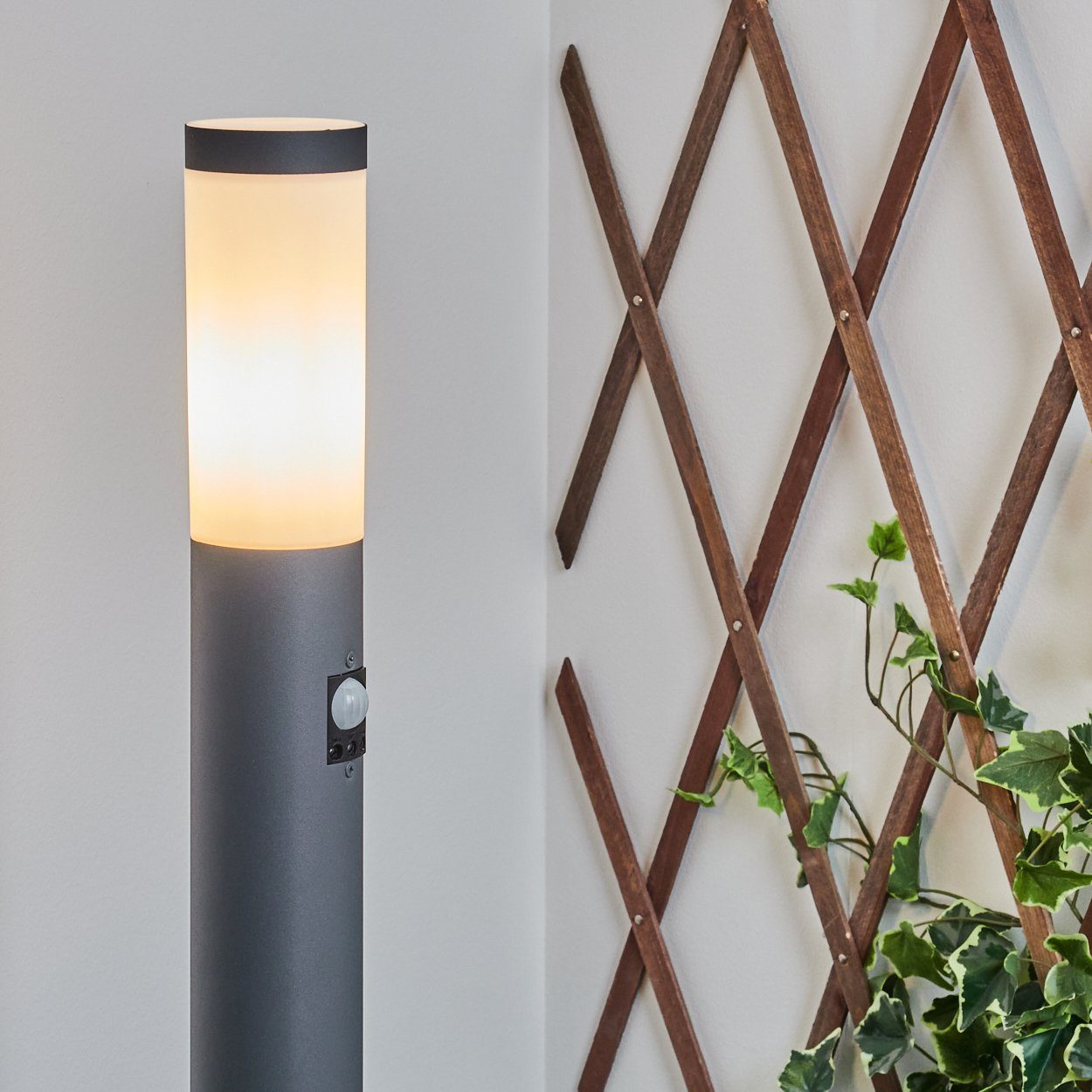 hofstein Pollerleuchte Gnocchetta moderne Sockelleuchte, mit Bewegungsmelder u. Steckdose, ohne Leuchtmittel, Metall in Anthrazit, Gartenlampe, E27, Gartenbeleuchtung IP44