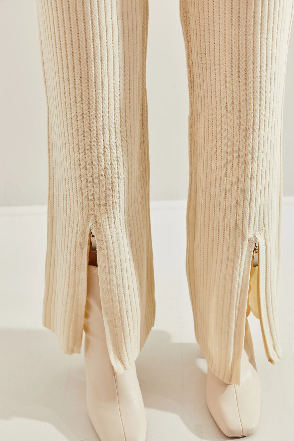 Bianco Lucci  Set aus Strickunterteil und Oberteil für Damen mit Beinen und Kragen mit Reißverschluss