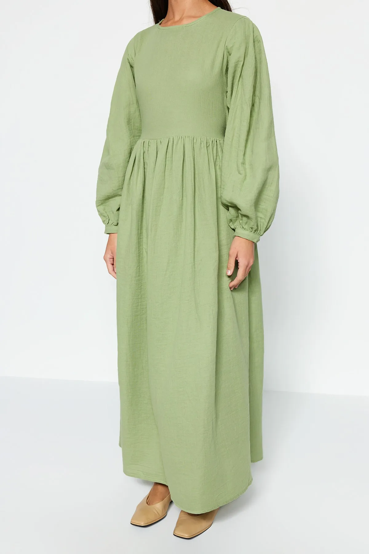 Trendyol Modest  Khakifarbenes, bequem geschnittenes, gefüttertes Musselin-Kleid aus 100 % gewebter Baumwolle mit Gürtel TCTSS23EB00048
