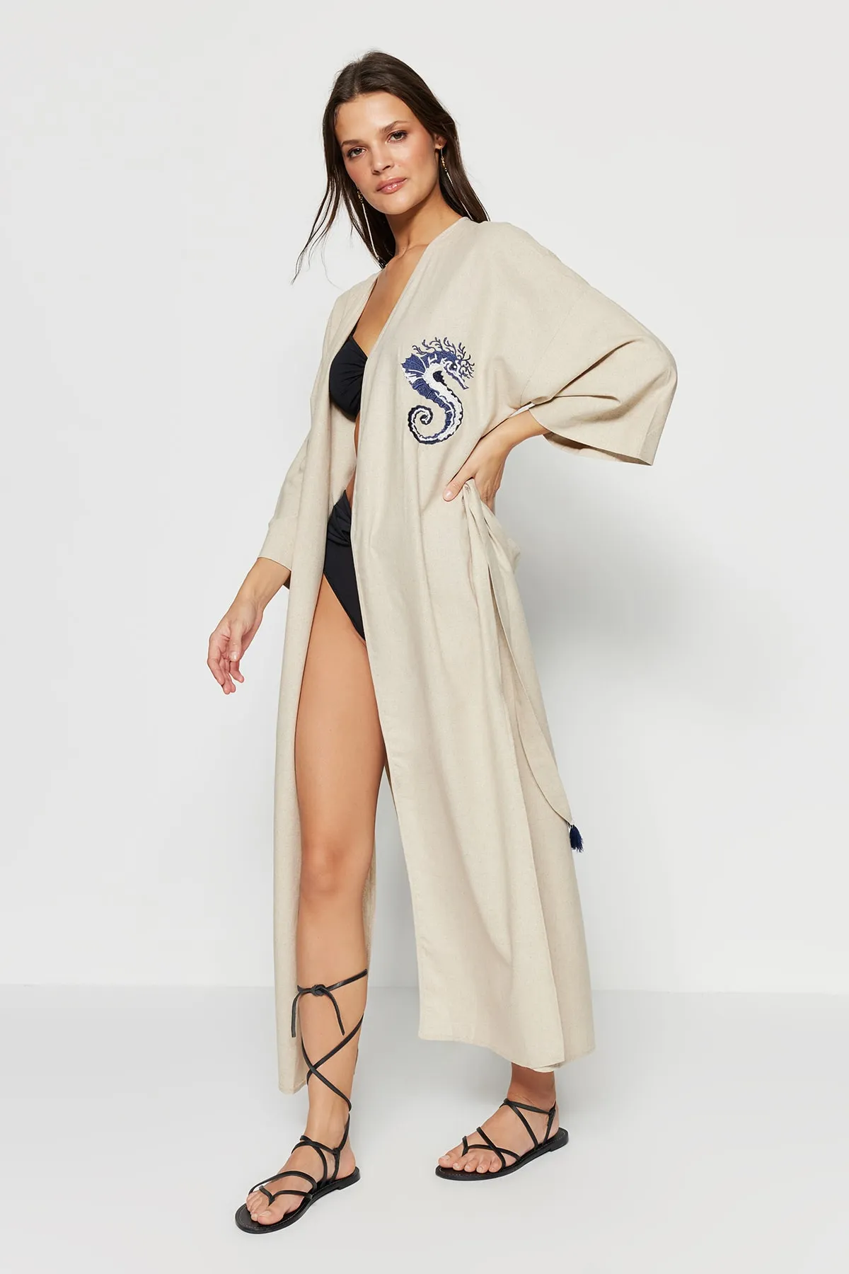 Trendyol Collection  Marineblauer Maxi-Kimono und Kaftan aus 100 % Baumwolle mit Gürtel, Stickereien und Stickereien TBESS20KM0051