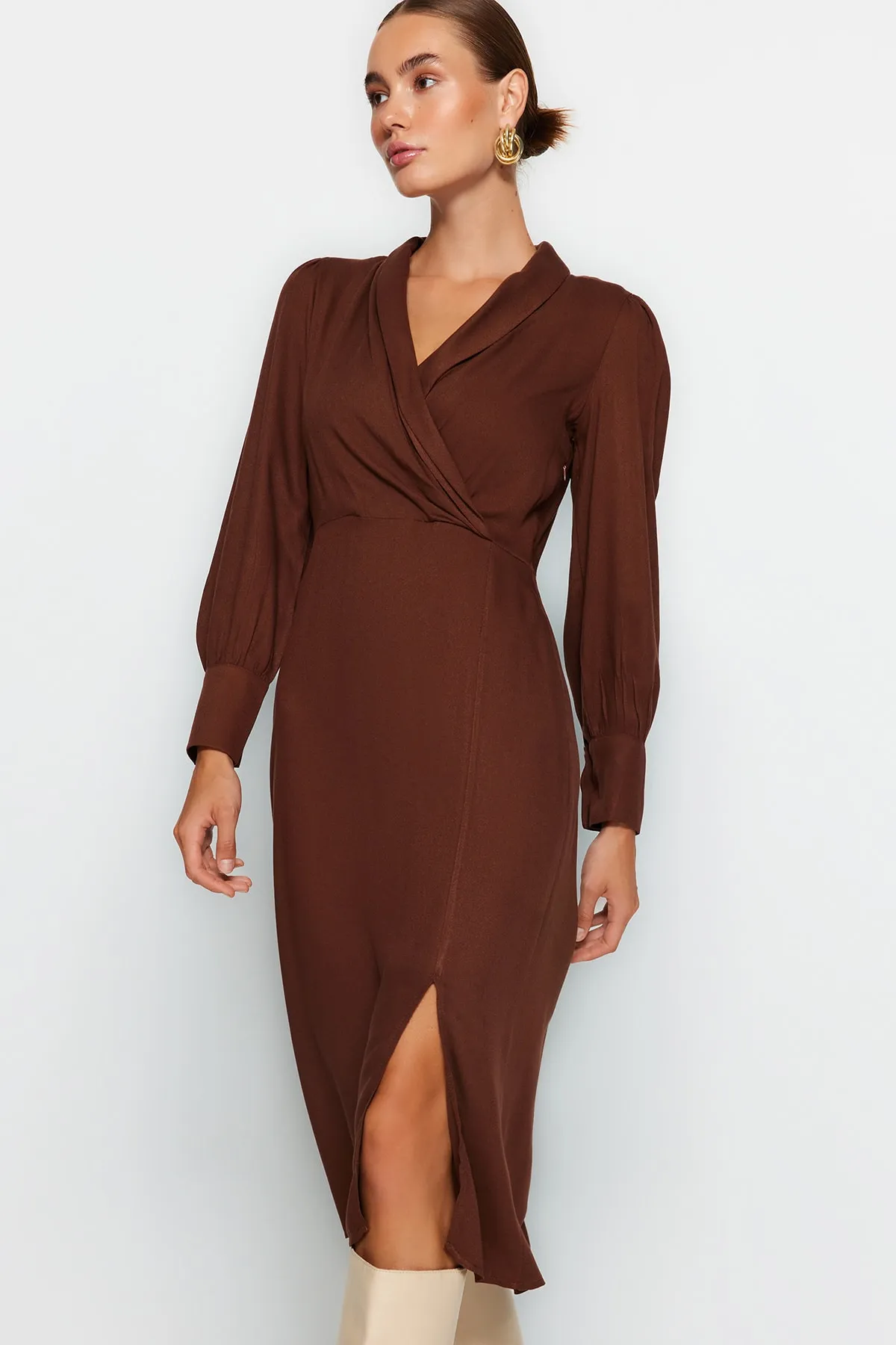 Trendyol Collection  Braunes Midi-gefüttertes Webkleid TWOAW21EL0230