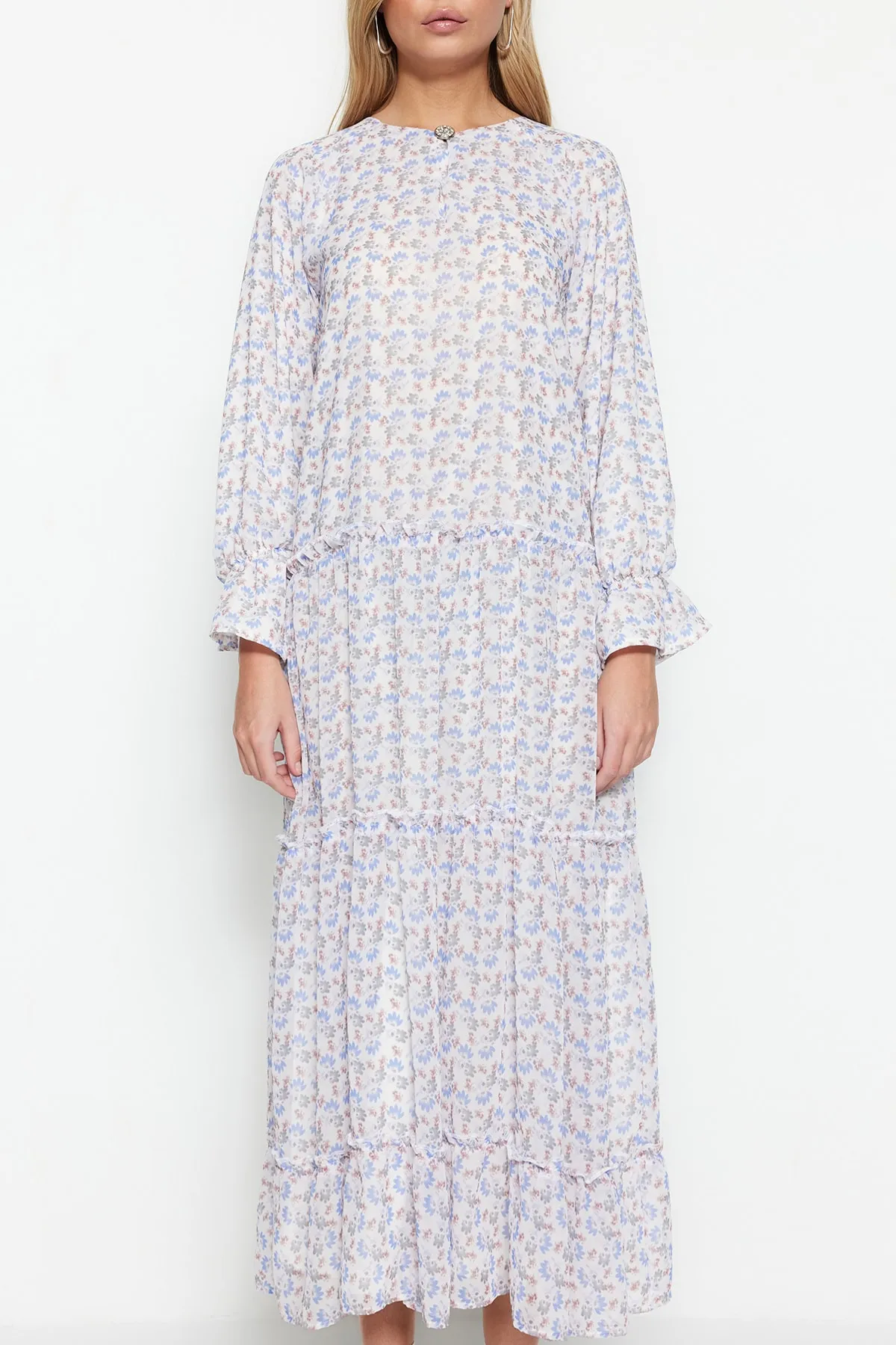 Trendyol Modest  Ecrufarbenes, floral gemustertes, gefüttertes Chiffonkleid mit Knopfleiste TCTSS23EB00270