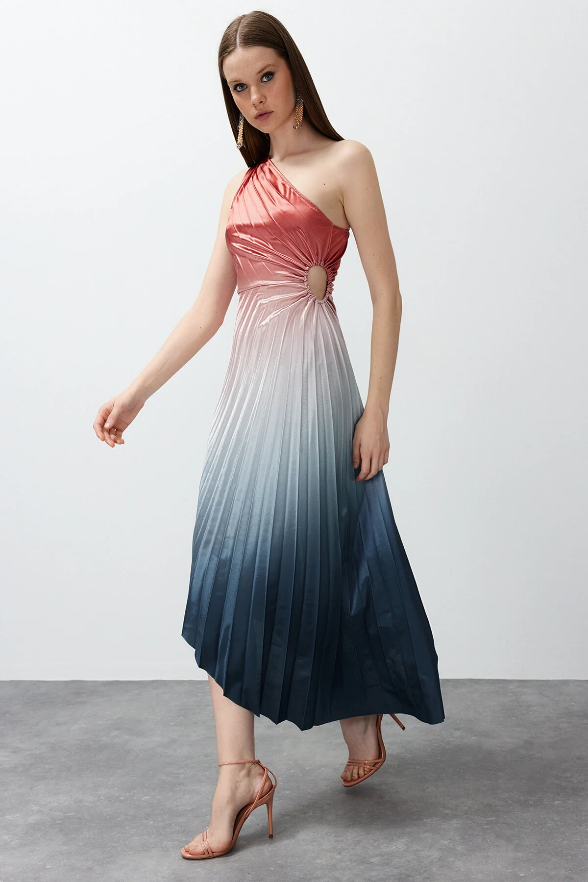 Trendyol Collection  Mehrfarbiges, asymmetrisches, gestricktes, plissiertes Satin-Abendkleid mit Detail TPRSS23EL00557