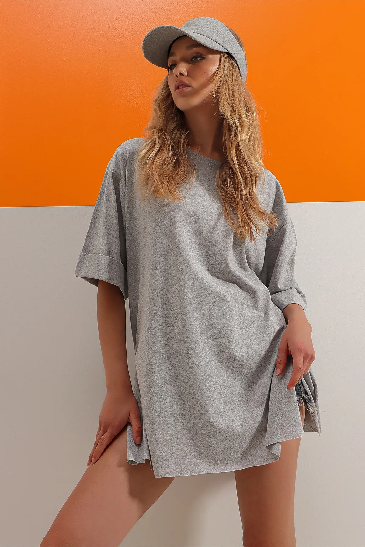 Trend Alaçatı Stili  Graues Damen-Basic-T-Shirt aus Baumwolle mit Rundhalsausschnitt und zwei Ärmeln in Übergröße ALC-X8088