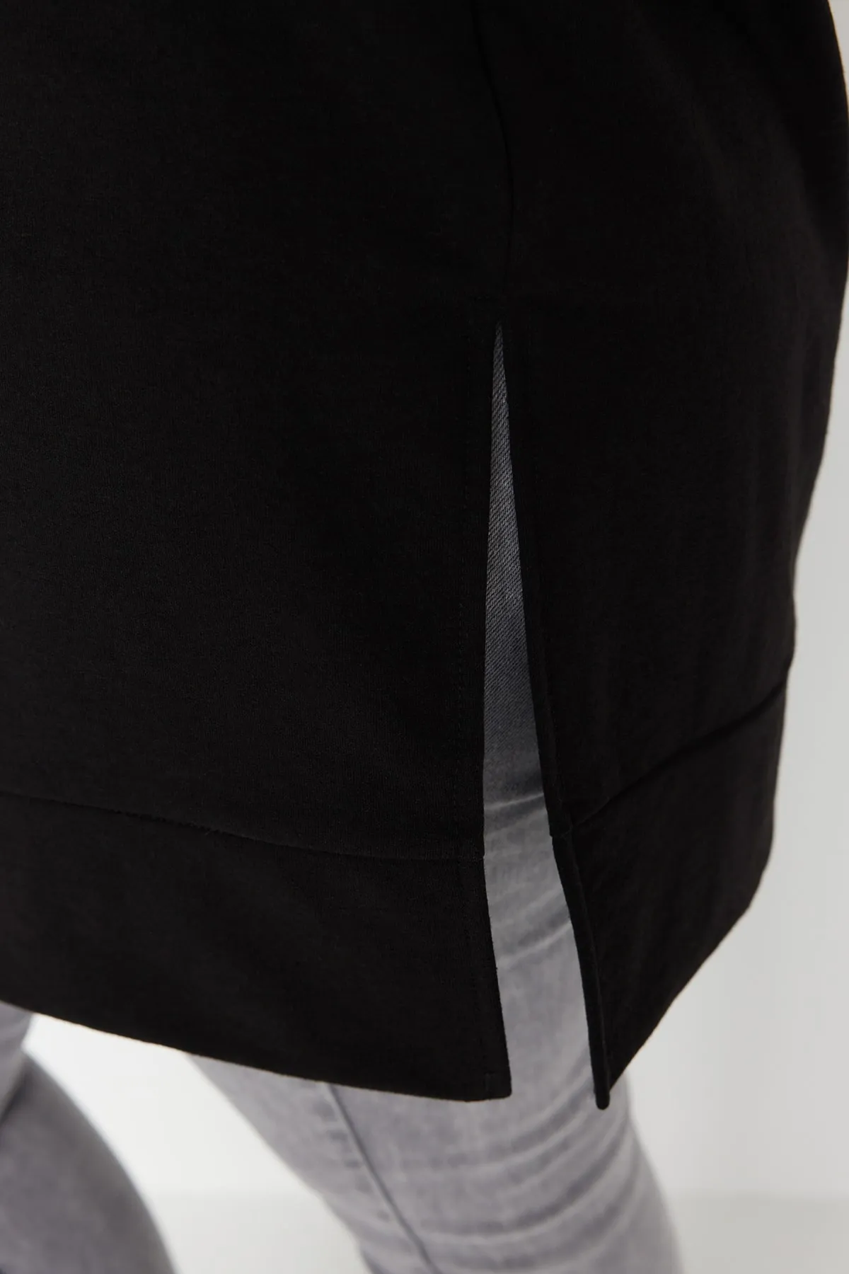 Trendyol Curve  Schwarzes, dünnes, detailliertes Strick-Sweatshirt mit Schlitz TBSSS22SW0173