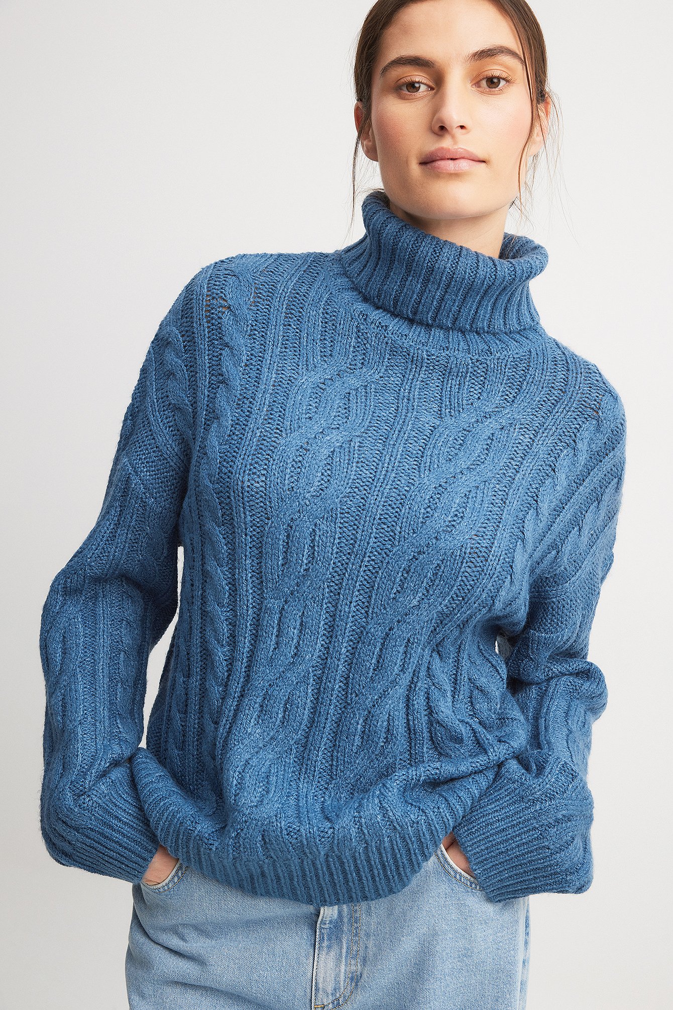 Strickpullover mit Zopfmuster und Rollkragen