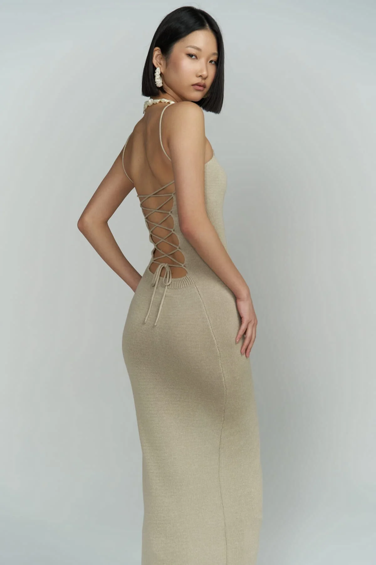 BOHEMAİ  Rückenfreies Strickkleid „Cintia“ in Stein