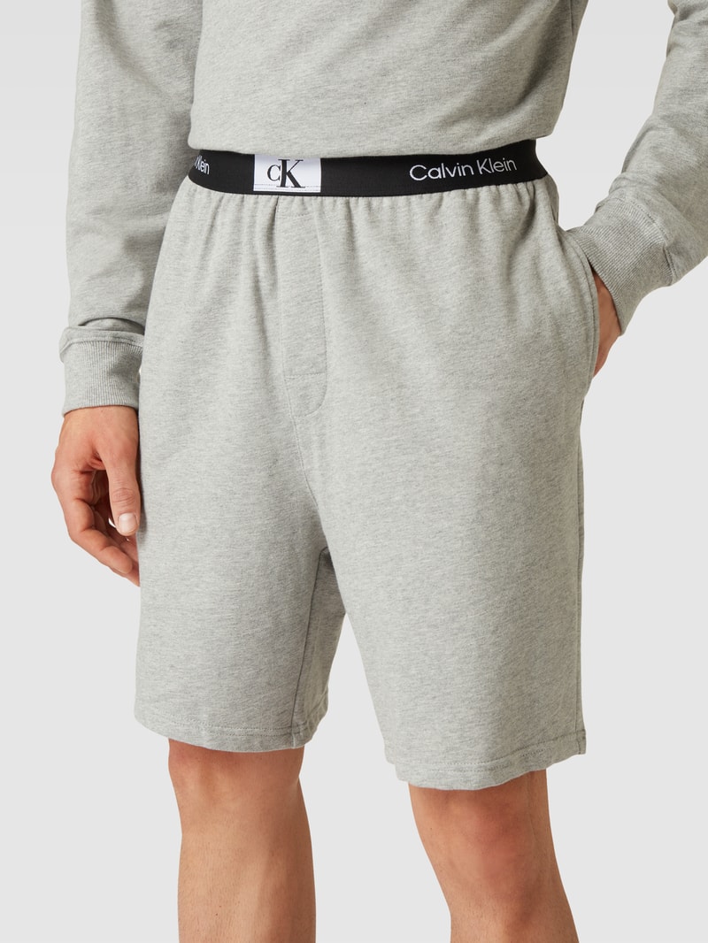 Pyjama-Shorts mit Logo-Stitching in mittelgrau meliert