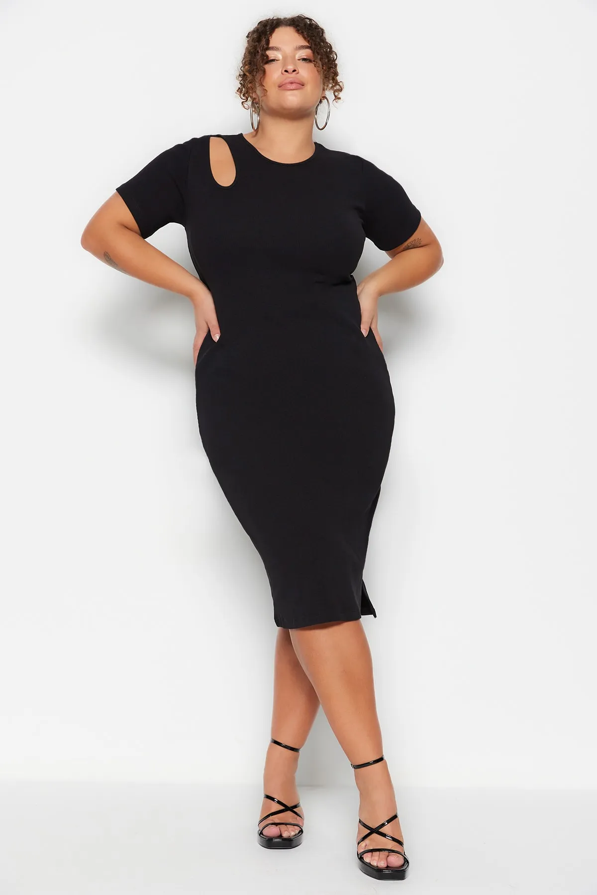 Trendyol Curve  Schwarzes, schnurgebundenes Strickkleid mit Ausschnitten und Schlitzen TBSSS23AH00250