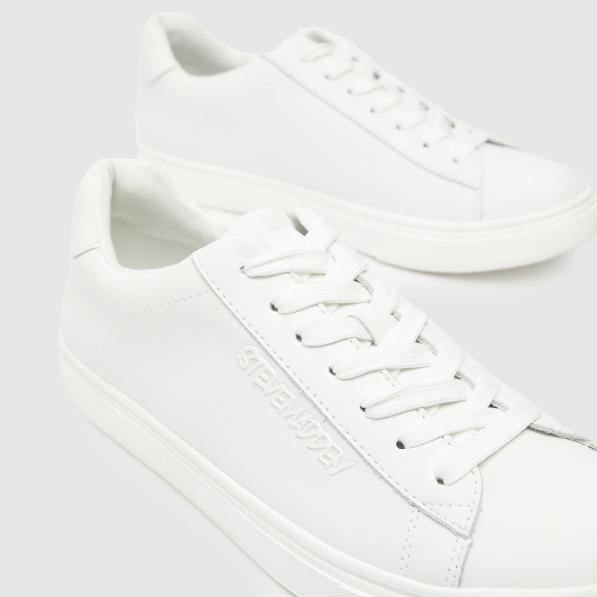 Steve Madden – Vita sneakers med filmliknande färger