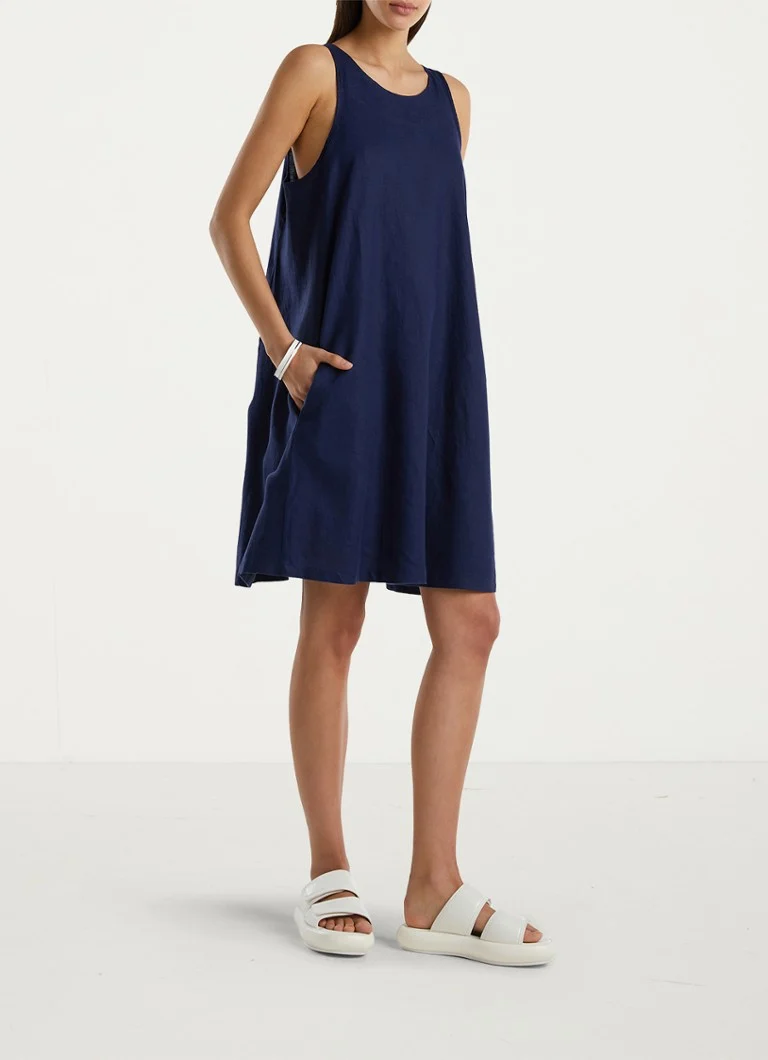 Rochie scurtă din in de la Benetton, cu buzunare laterale.