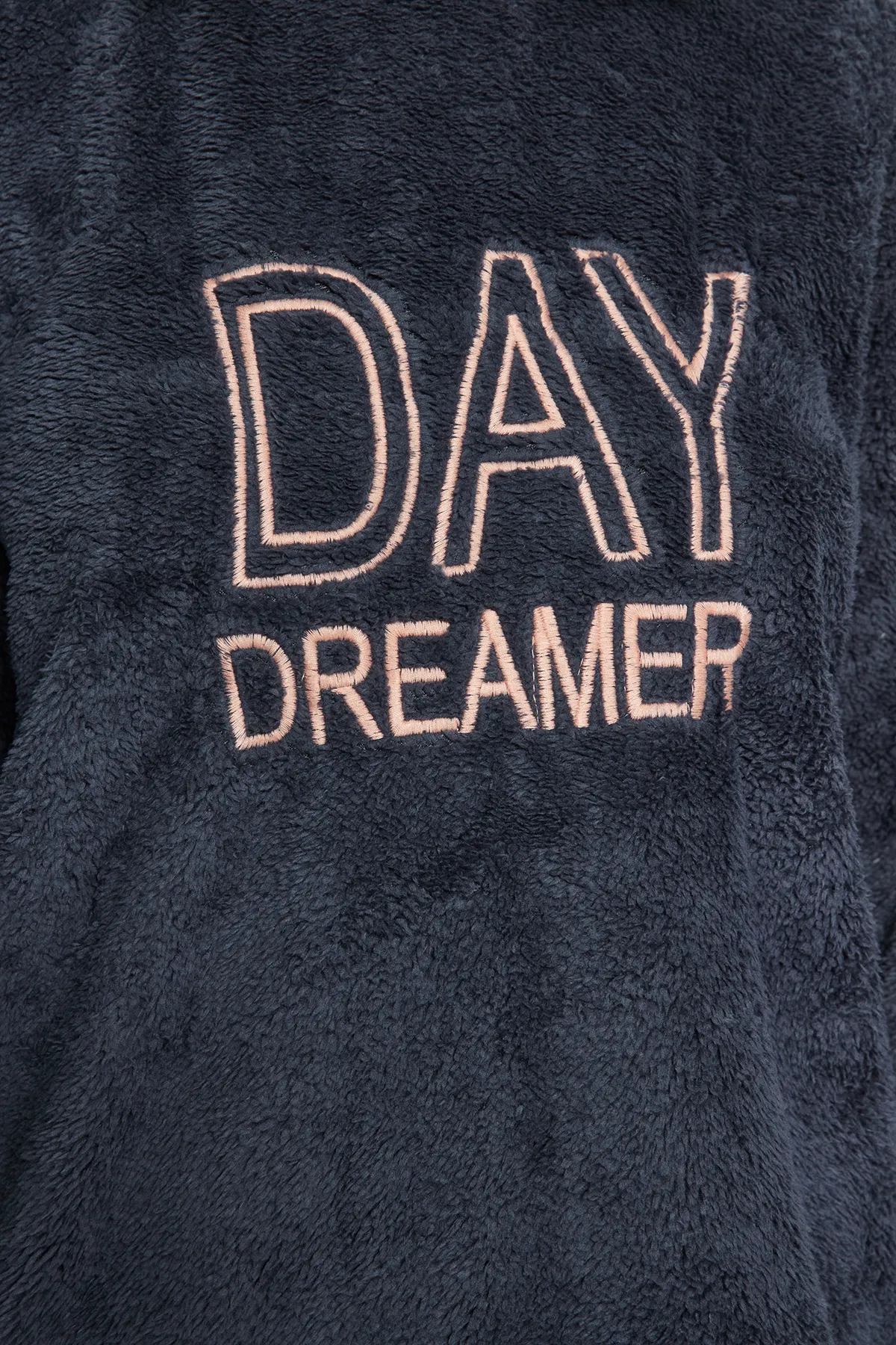 Trendyol Collection  Marineblaues Pyjama-Set aus T-Shirt und Hose von Wellsoft mit aufgesticktem Slogan THMAW24PT00187