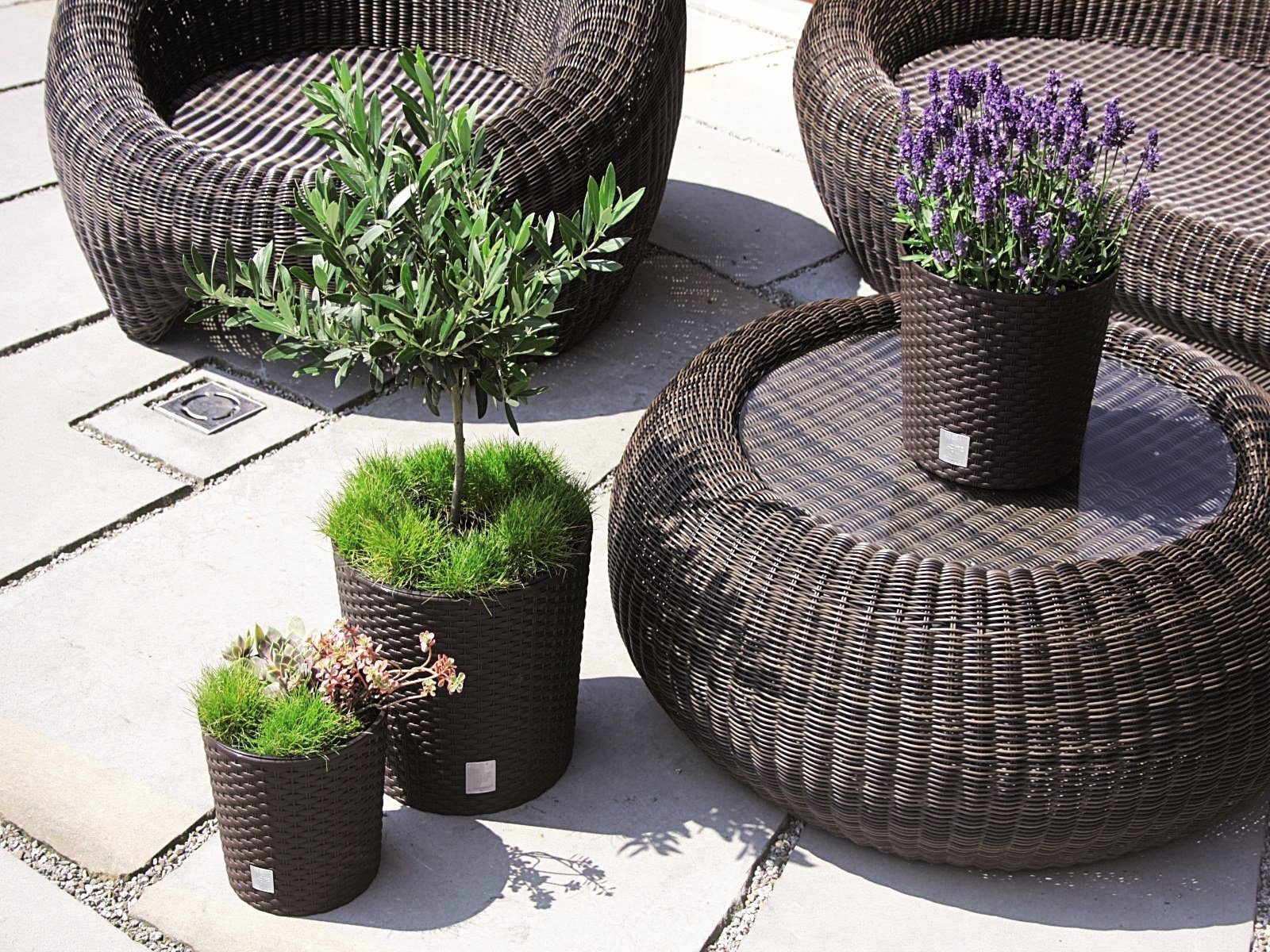 astor24 Blumentopf 2x Blumentopf Rattan Blumenkübel Pflanzentopf (Blumentopf Garten Balkon Blumen Topf Kräutertopf, 2 Blumentöpfe), Durchmesser 20 cm - 2 Blumentöpfe - hochwertig verarbeitet - mit Wasserüberlauf - fertig montiert