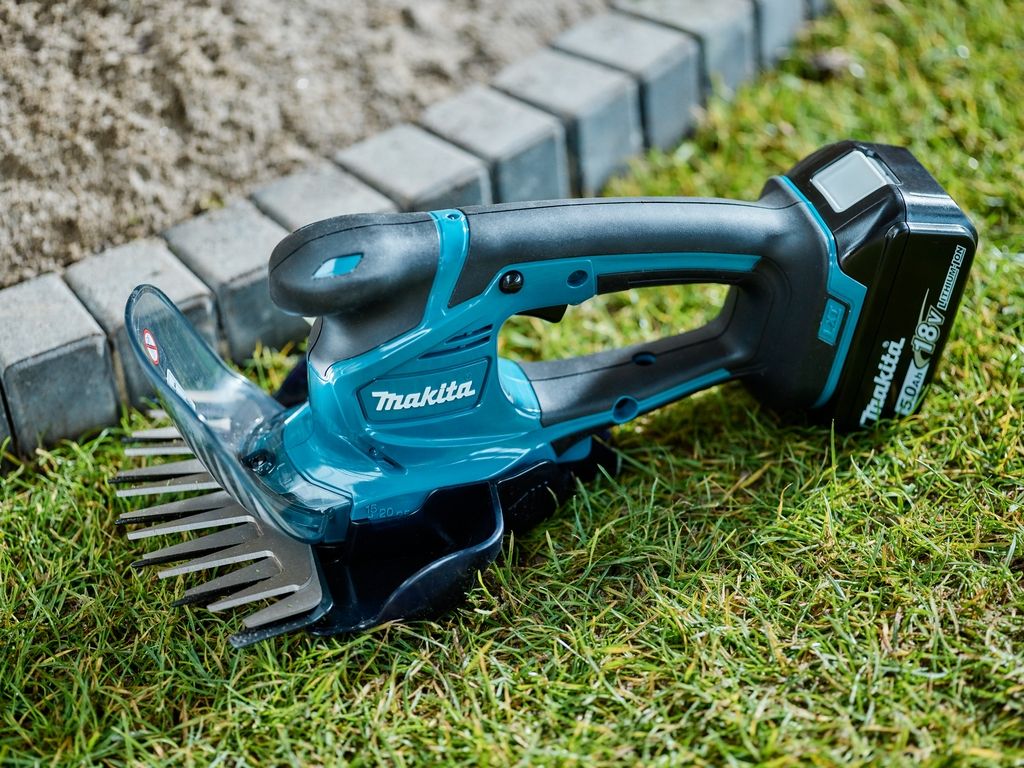 Tesoura de grama sem fio Makita DUM604Z 18 volts (sem bateria e carregador)