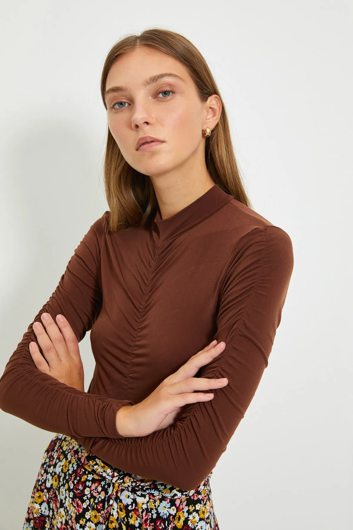 Trendyol Collection  Brauner, schmaler Stretch-Strickbody mit Raffung und Druckknöpfen TWOAW20BD0052