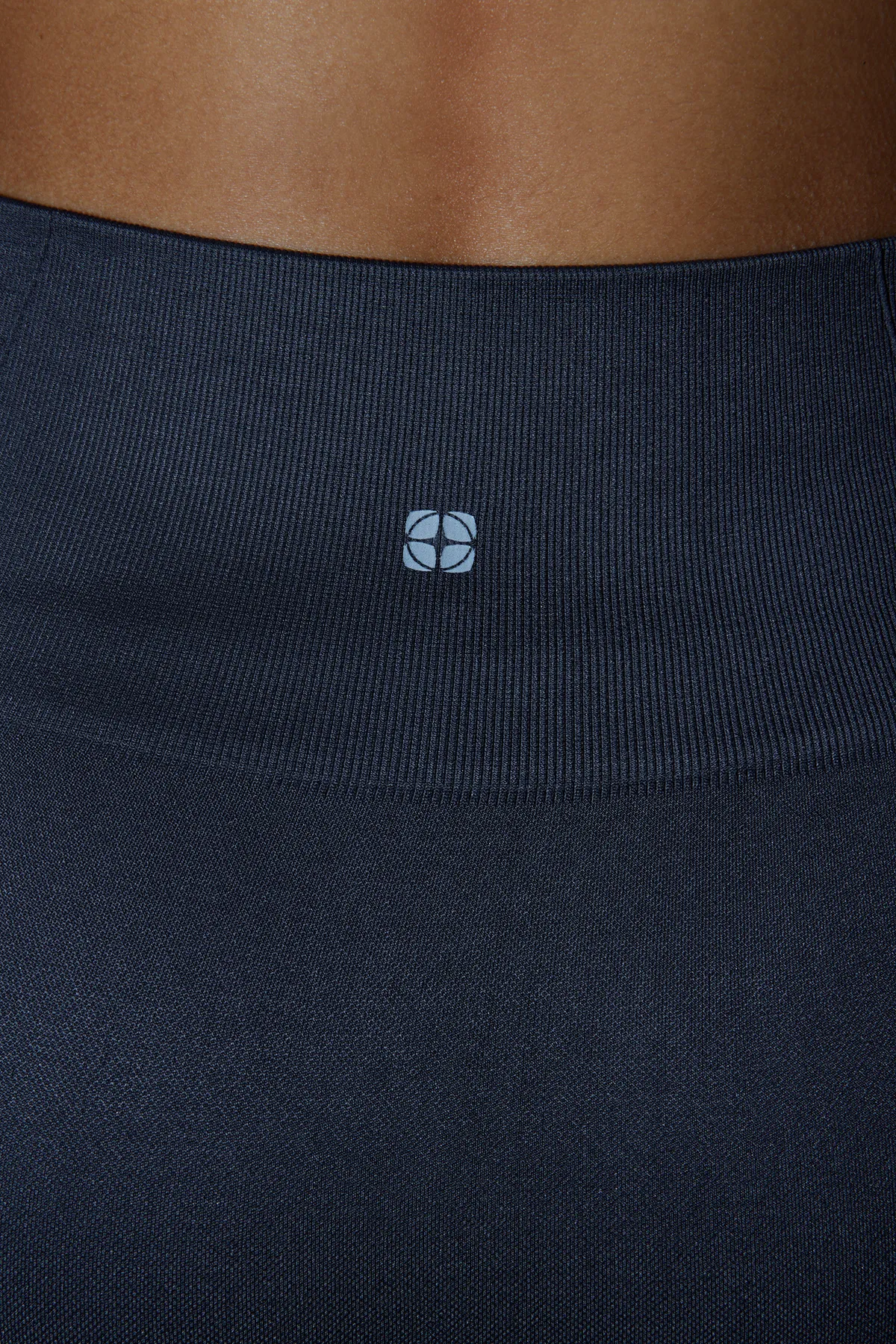 Trendyol Collection  Anthrazitfarbene nahtlose/nahtlos strukturierte, selbstgemusterte gestrickte Sport-Leggings in voller Länge THMSS24TY00031