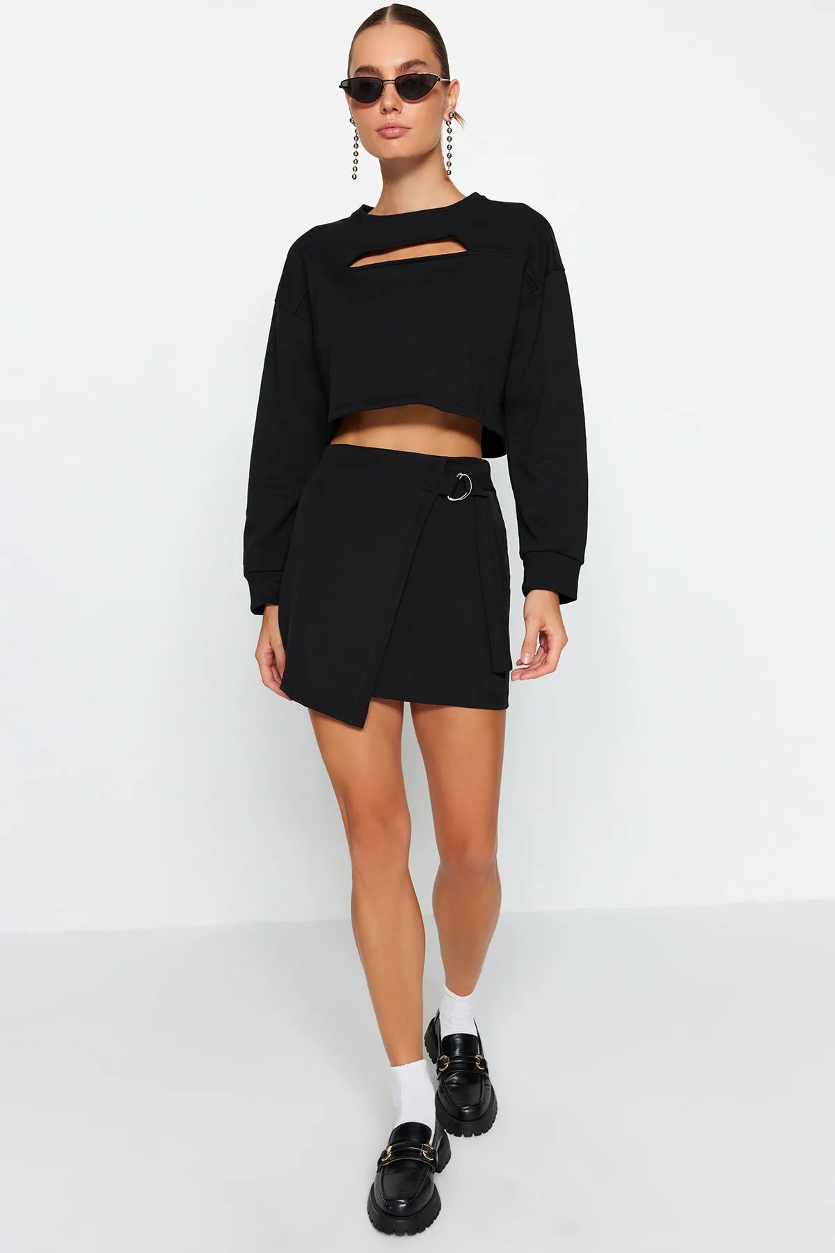 Trendyol Collection  Zweireihiger schwarzer Minirock - Schnallendetail, gewebt, TWOAW24ET00258