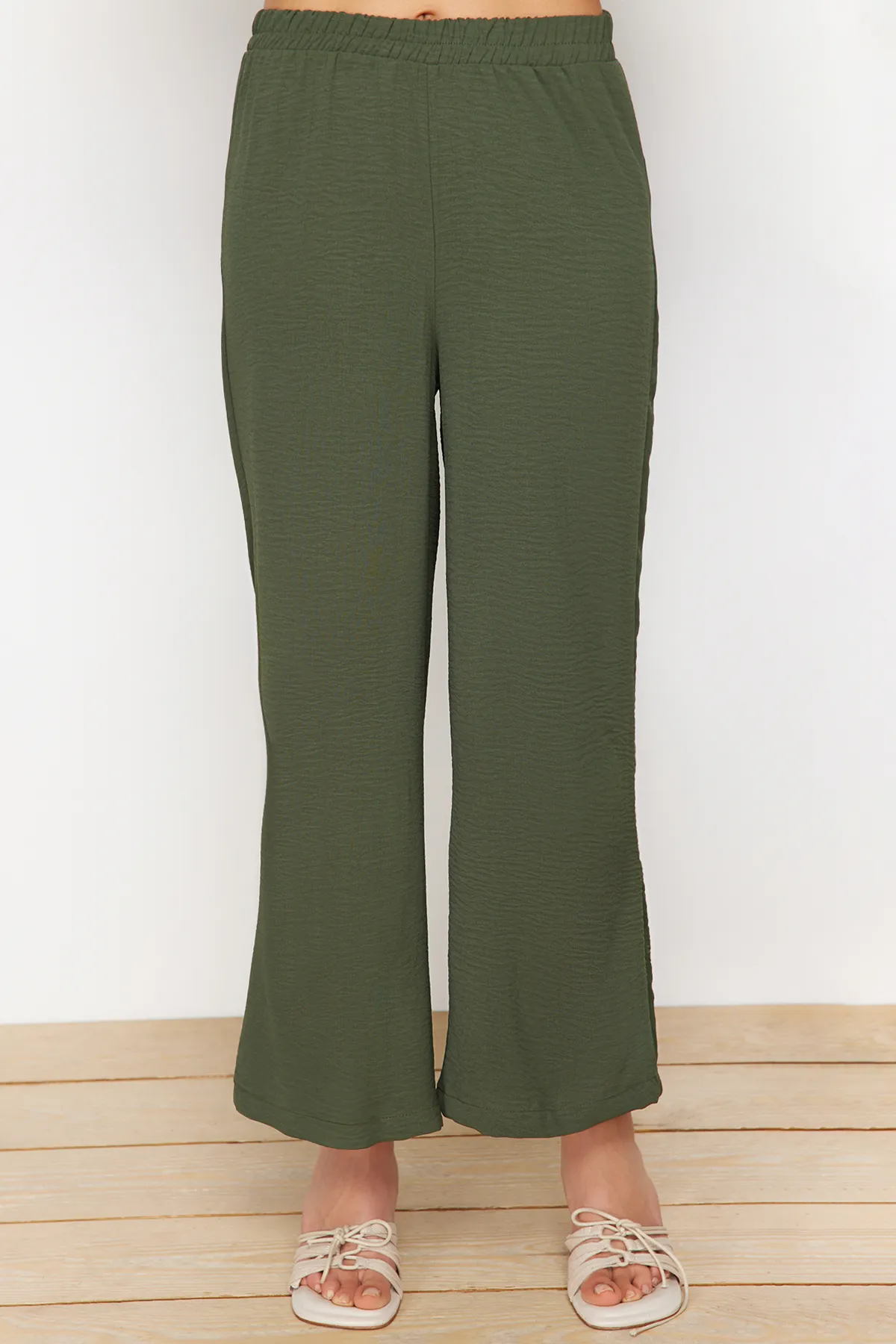 Trendyol Modest  Khakifarbener gewebter Tunika-Hosen-Anzug mit Gürtel und Farbblockierung in der Taille TCTSS23US00046