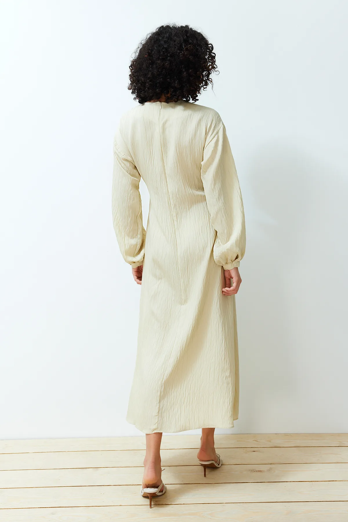 Trendyol Modest  Beigefarbenes Webkleid mit Bindeband vorne TCTSS24EB00131