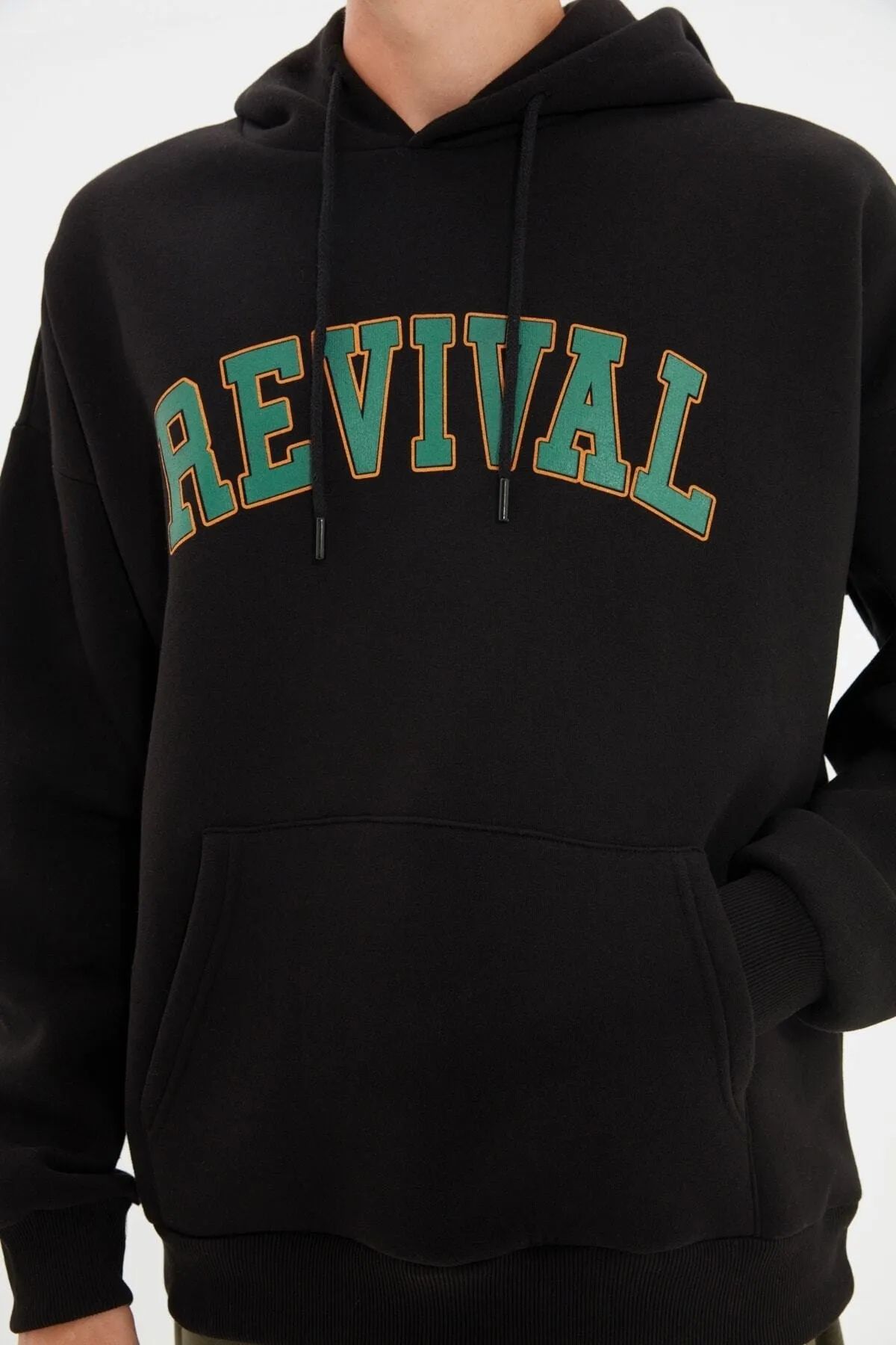 Trendyol Collection  Schwarzes, übergroßes/weit geschnittenes Unisex-Sweatshirt mit Kapuze und Textdruck TMNAW22SW1462
