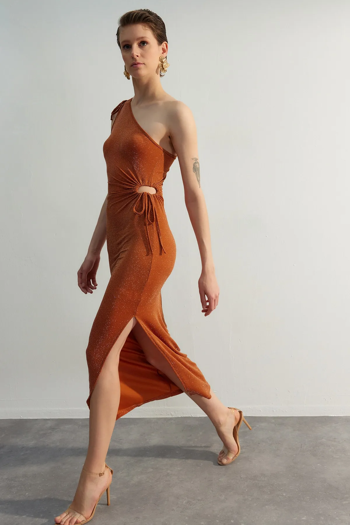 Trendyol Collection  Elegantes Abendkleid mit zimtfarbenem One-Shoulder-Detail TPRSS23EL00410
