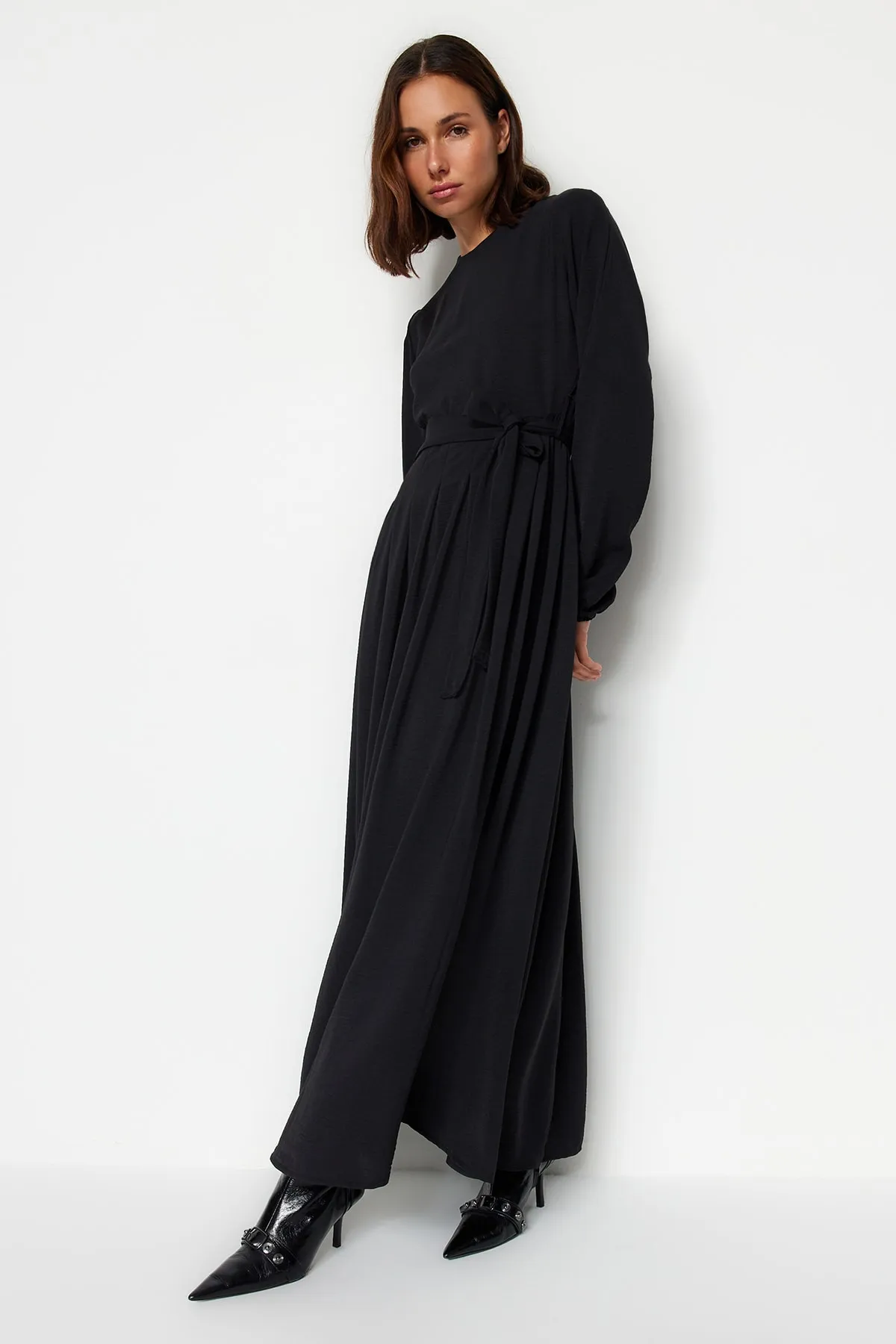 Trendyol Modest  Schwarzes, plissiertes Aerobin-Gewebekleid mit Gürtel TCTAW24EB00043