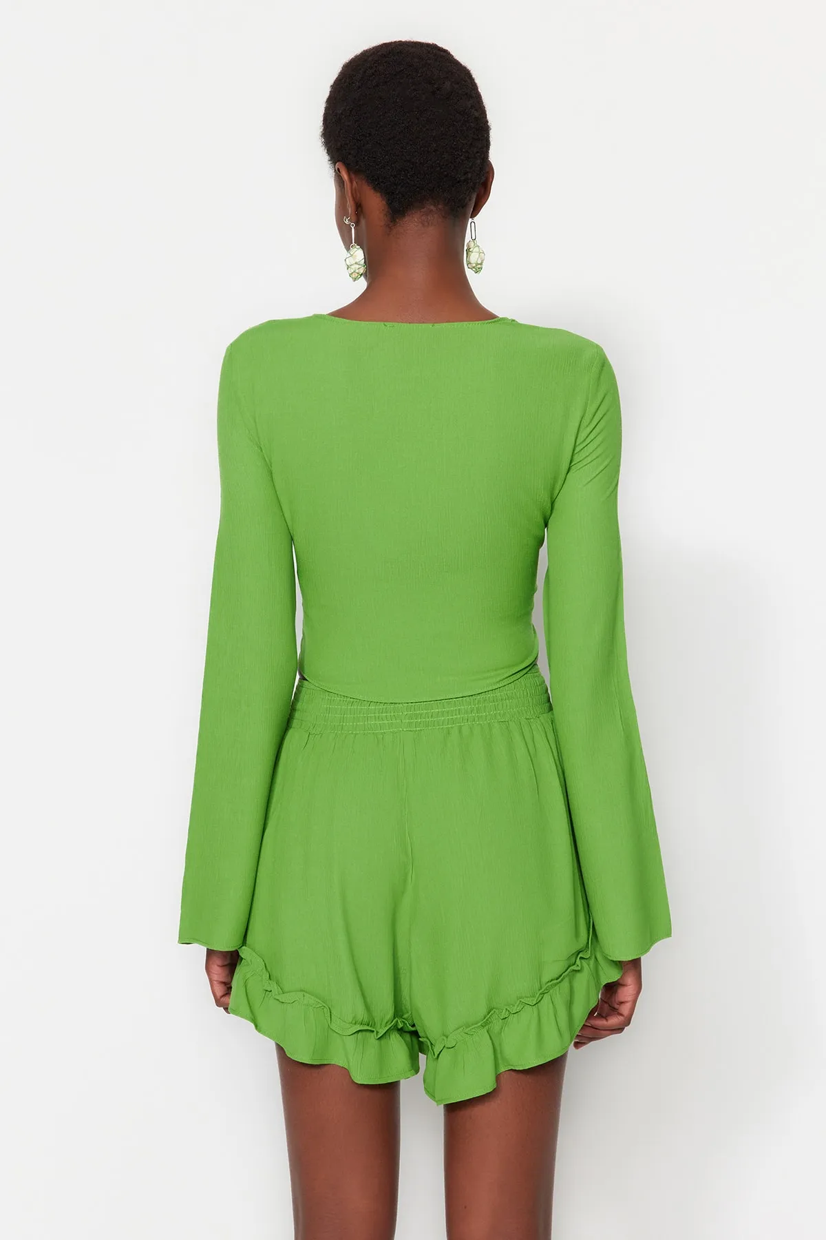 Trendyol Collection  Grünes gewebtes Set mit gebundener Bluse und Shorts TBESS23AU00027