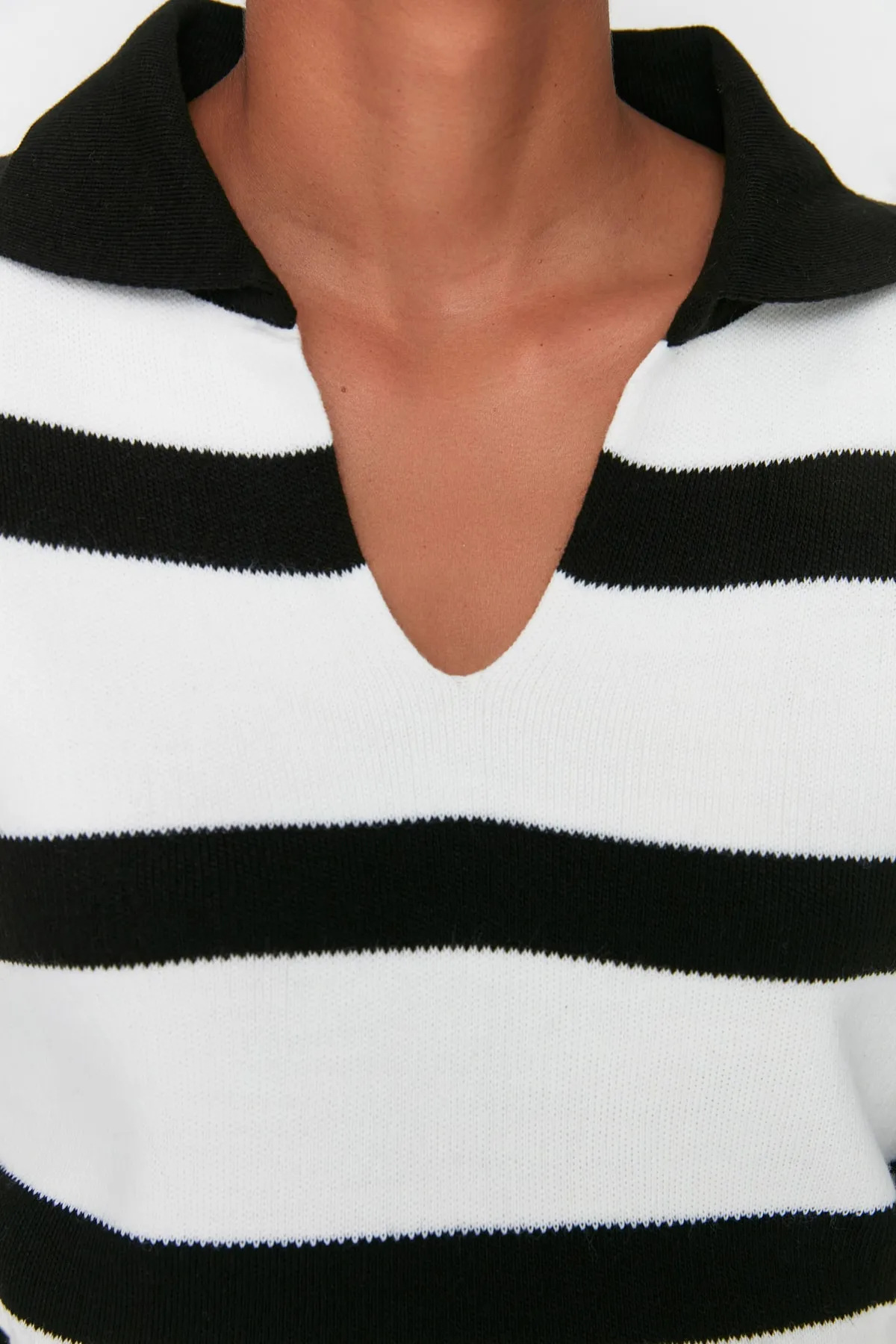 Trendyol Collection  Schwarzer Basic-Strickpullover mit Streifen TWOAW23BZ00001