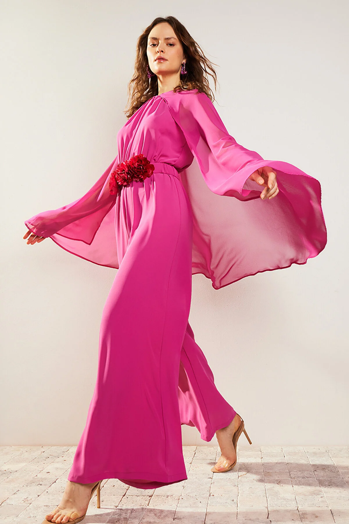 Trendyol Modest  Abendkleid-Overall aus Chiffon mit Cape und Satin in Fuchsia mit Blumengürtel TCTSS24DB00010