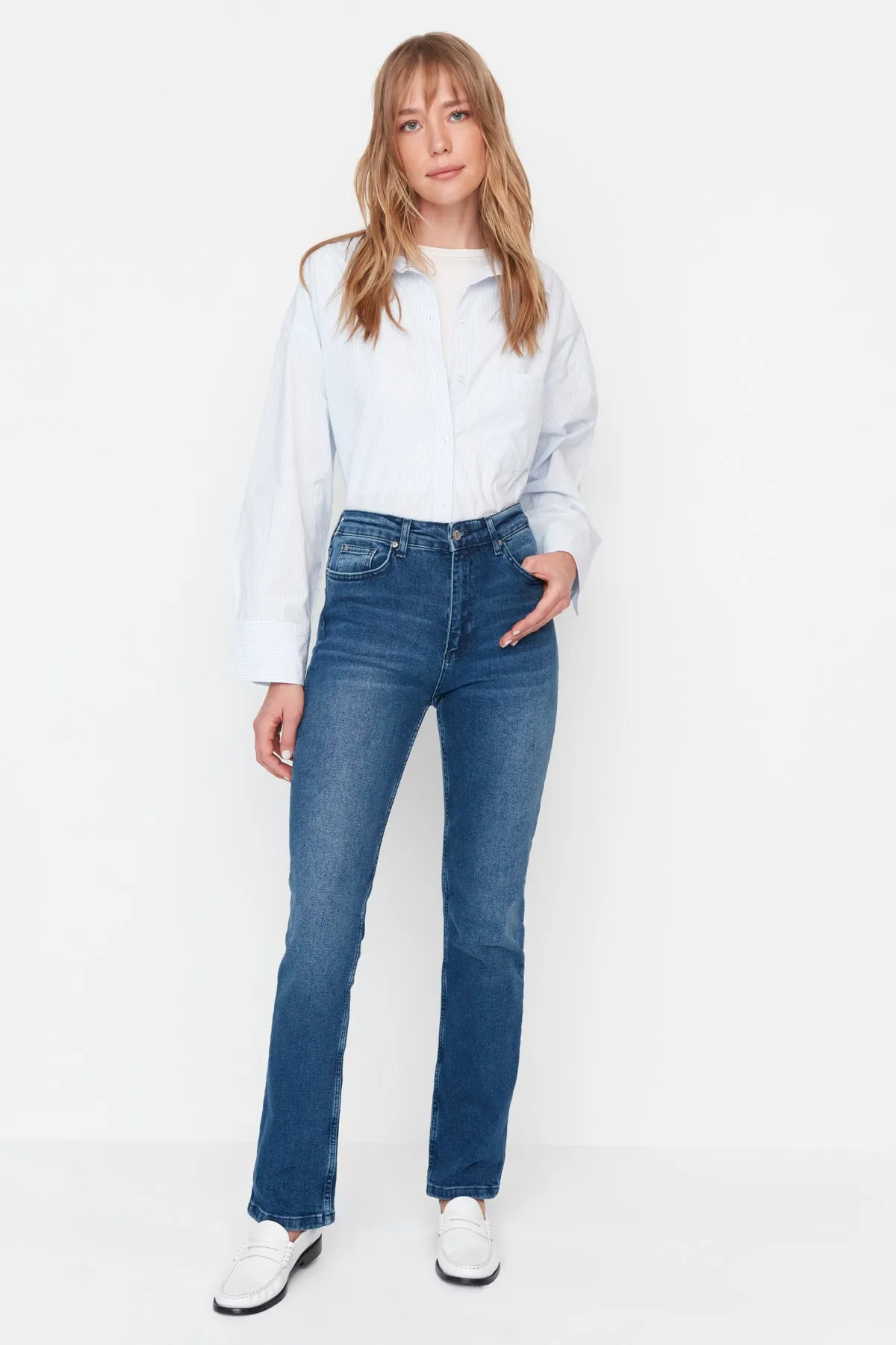 Trendyol Collection  Blaue, nachhaltigere Bootcut-Jeans mit hoher Taille TWOAW23JE00353