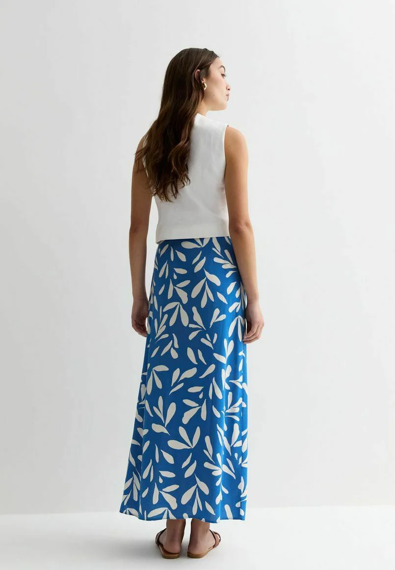 Falda larga MIDI con bajo dividido y estampado de hojas de New Look