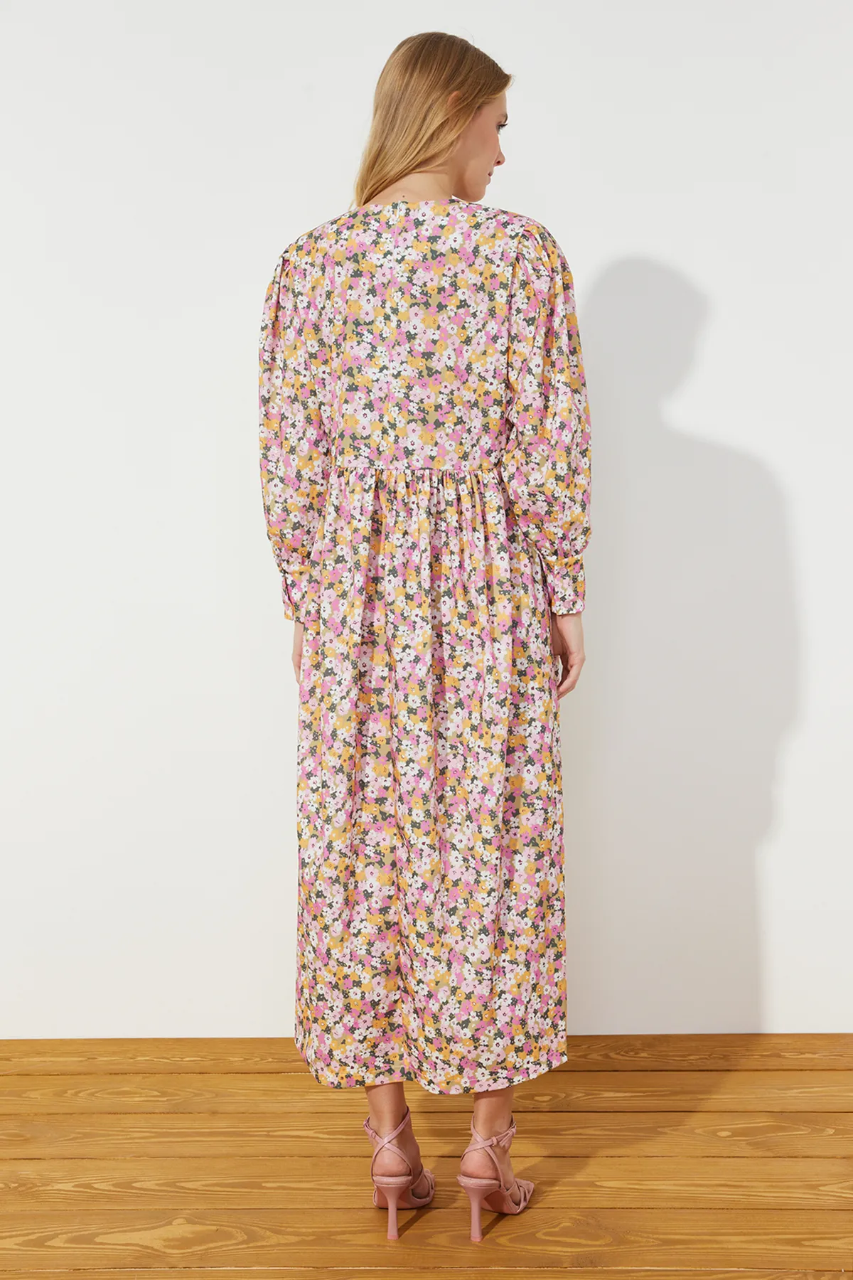 Trendyol Modest  Mehrfarbiges Kleid aus gewebter Baumwolle mit Blumenmuster TCTSS24EB00088