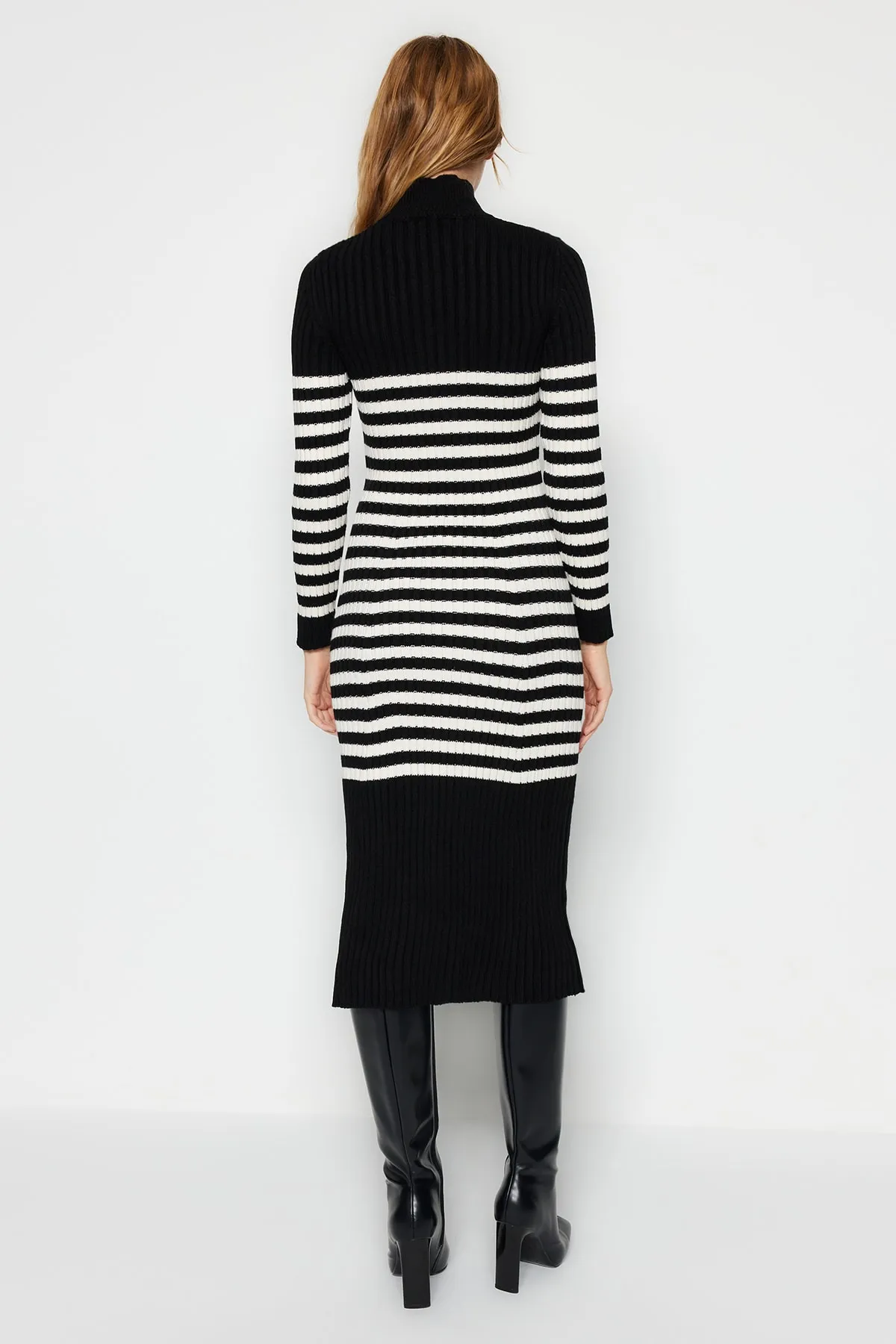 Trendyol Collection  Schwarzes gestreiftes Maxi-Strickkleid TWOAW24EL00091