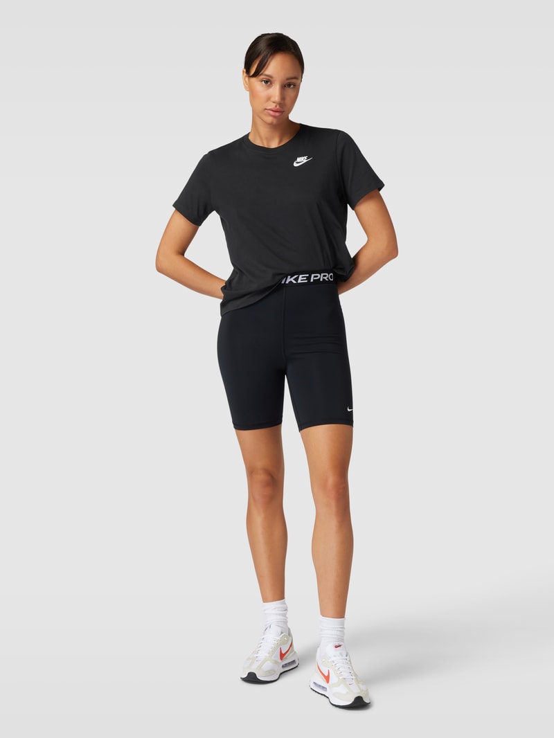 T-Shirt in unifarbenem Design mit Label-Stitching in schwarz